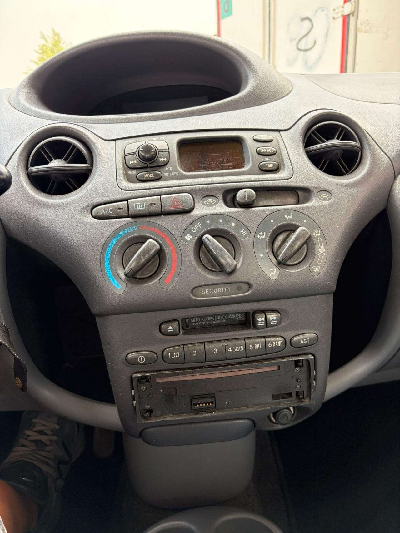 Toyota Yaris 1.0i 16V cat 5 porte Sol
