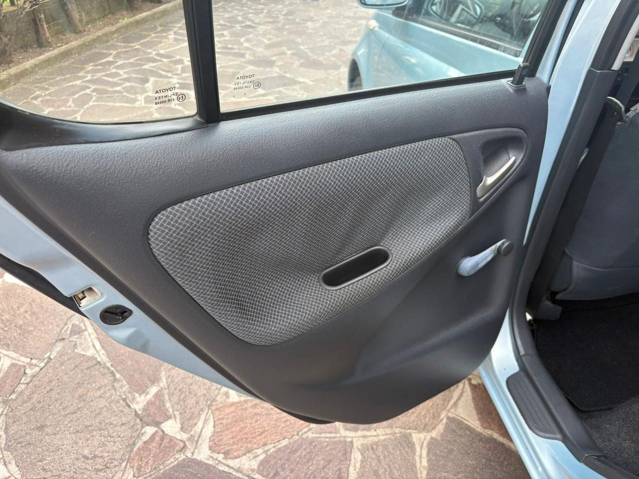 Toyota Yaris 1.0i 16V cat 5 porte Sol