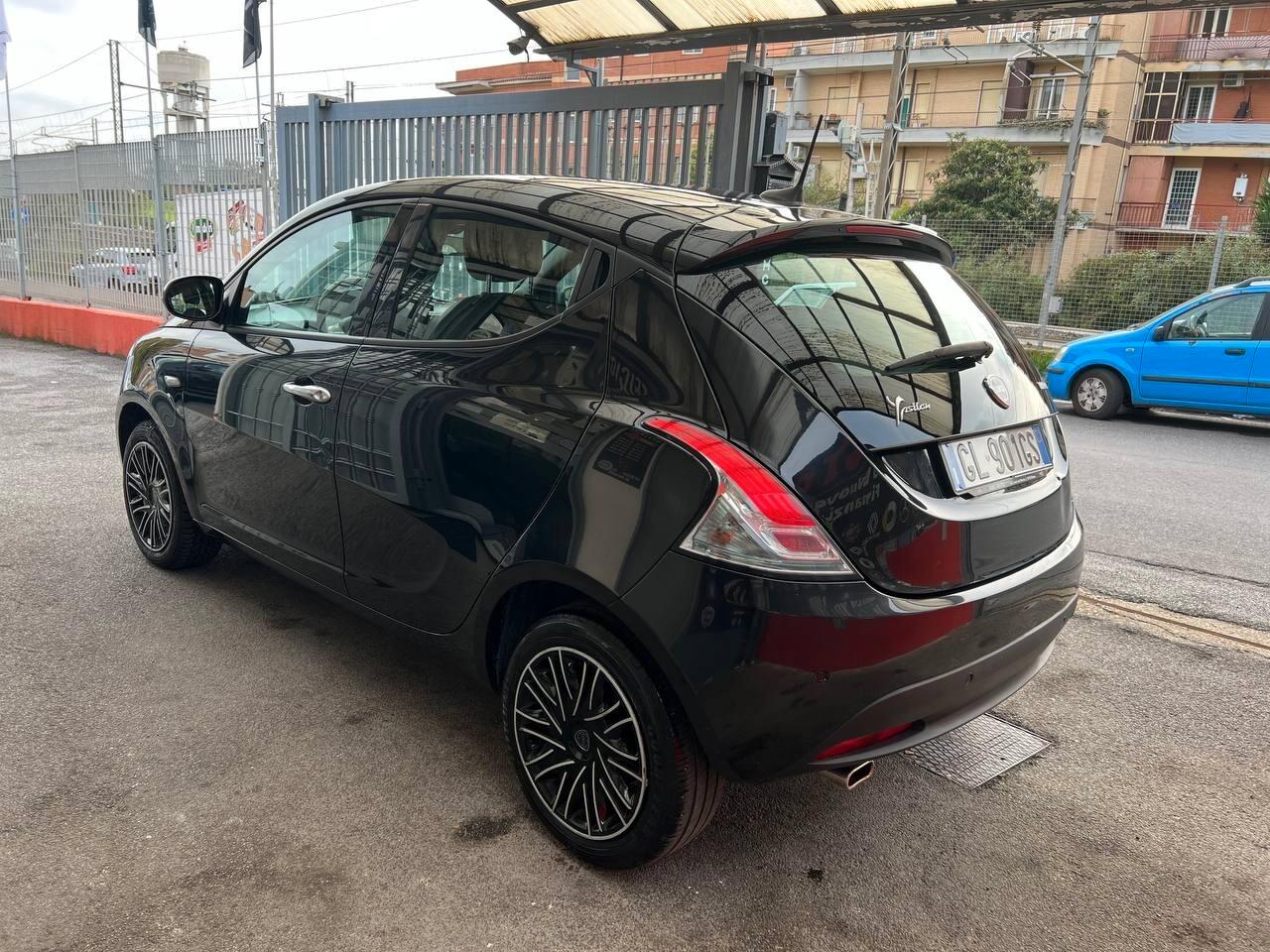 Lancia Ypsilon 1.0 FireFly 5 porte S&S Hybryd Gold