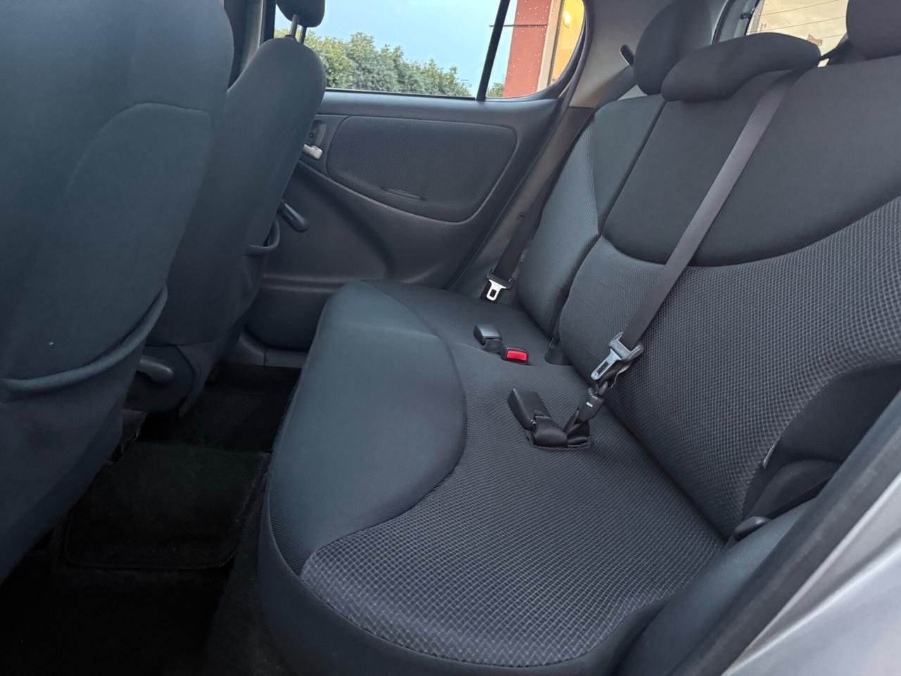 Toyota Yaris 1.0i 16V cat 5 porte Sol