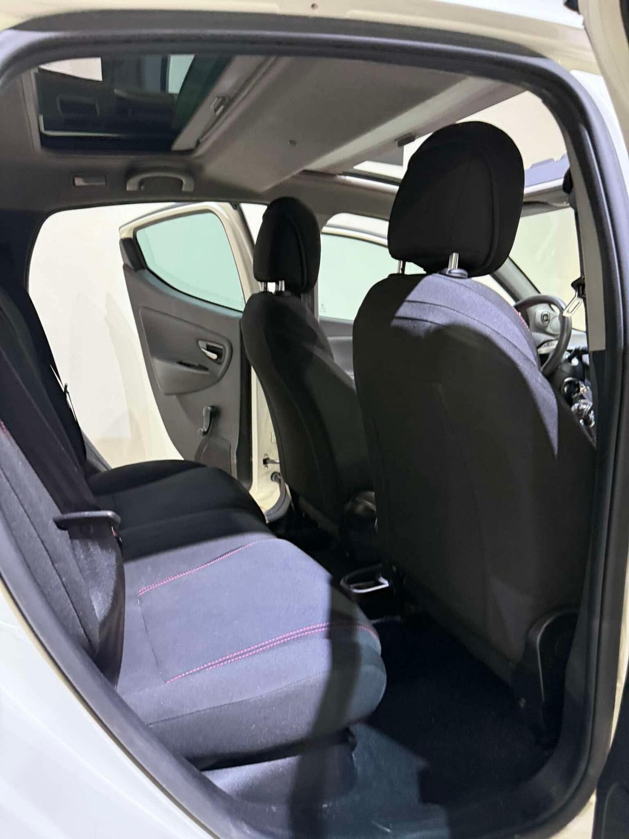 Lancia Ypsilon 1.2 69 CV london Paris