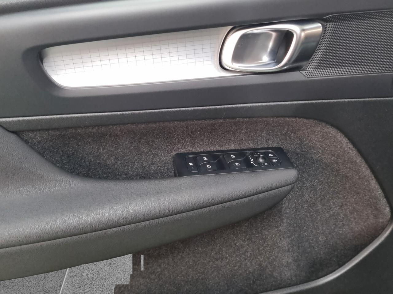 Volvo XC40 T2 automatico Momentum