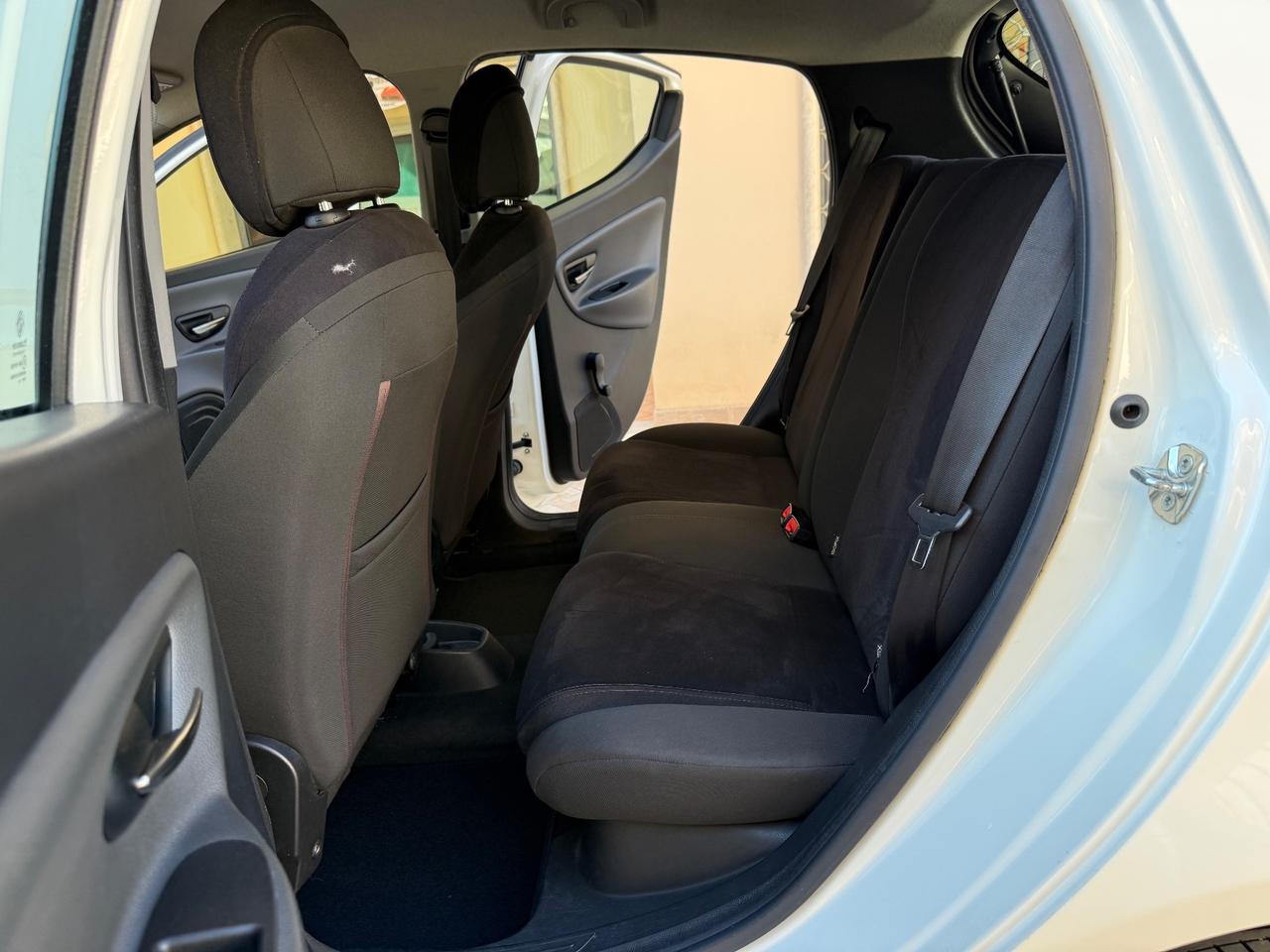 Lancia Ypsilon 0.9 TwinAir 85 CV 5 porte Metano Ecochic Silver