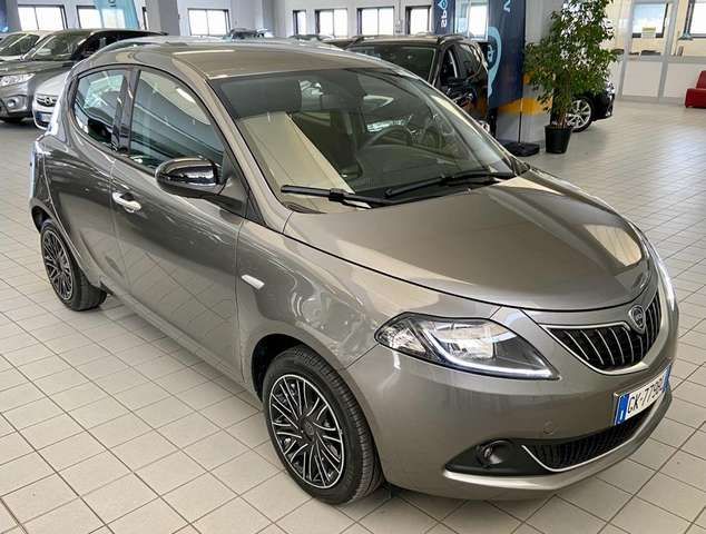 Lancia Ypsilon 1.0 firefly hybrid *Neopatentati*