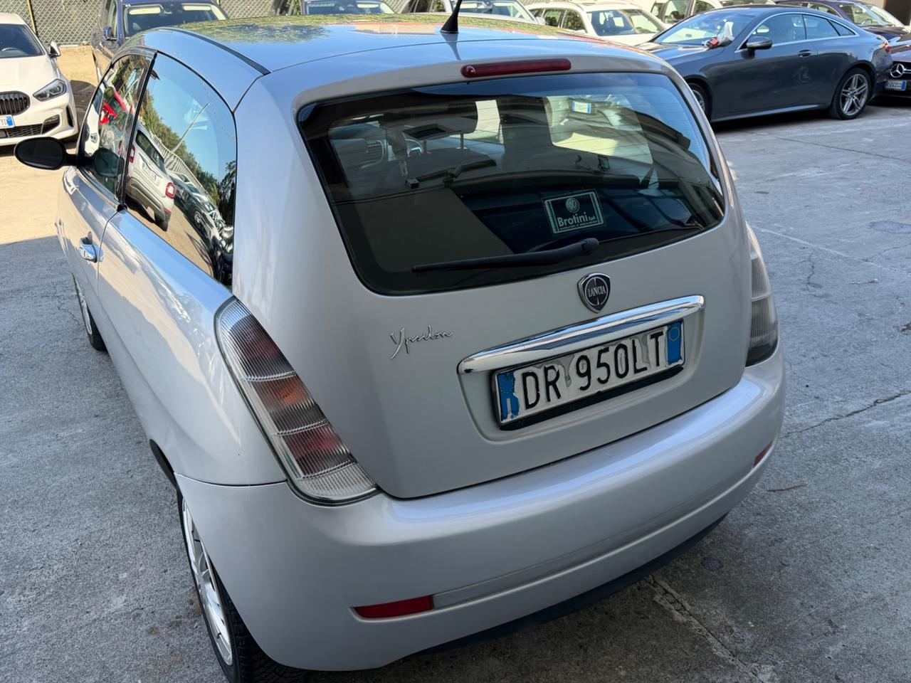 Lancia Ypsilon 1.2 versus