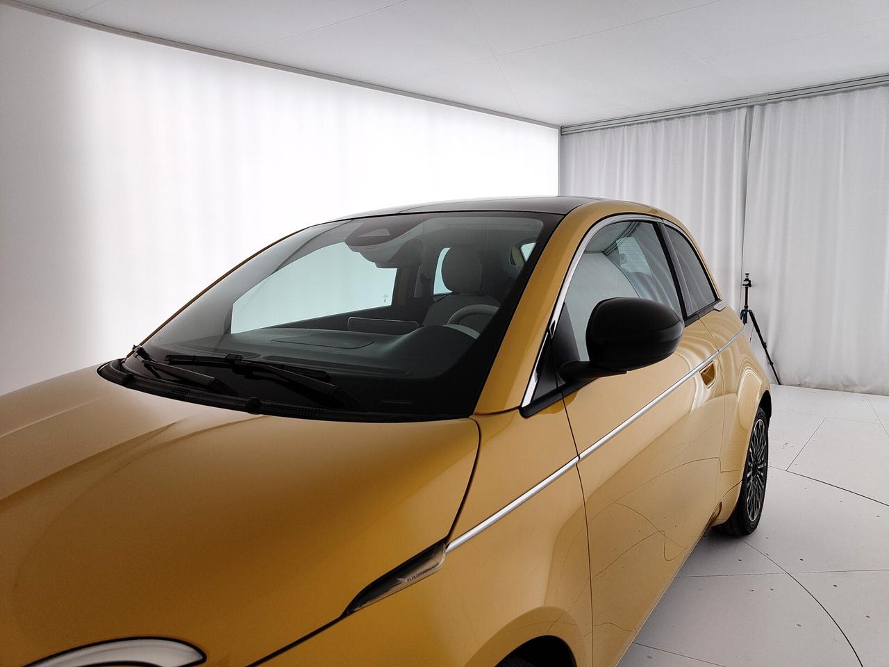 Fiat 500 Berlina Hybrid La Prima
