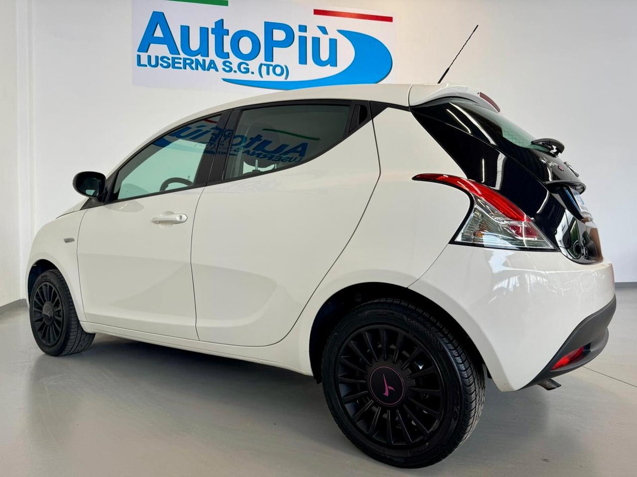 Lancia Ypsilon 0.9 TwinAir 85 CV 5 porte S&S S Momodesign