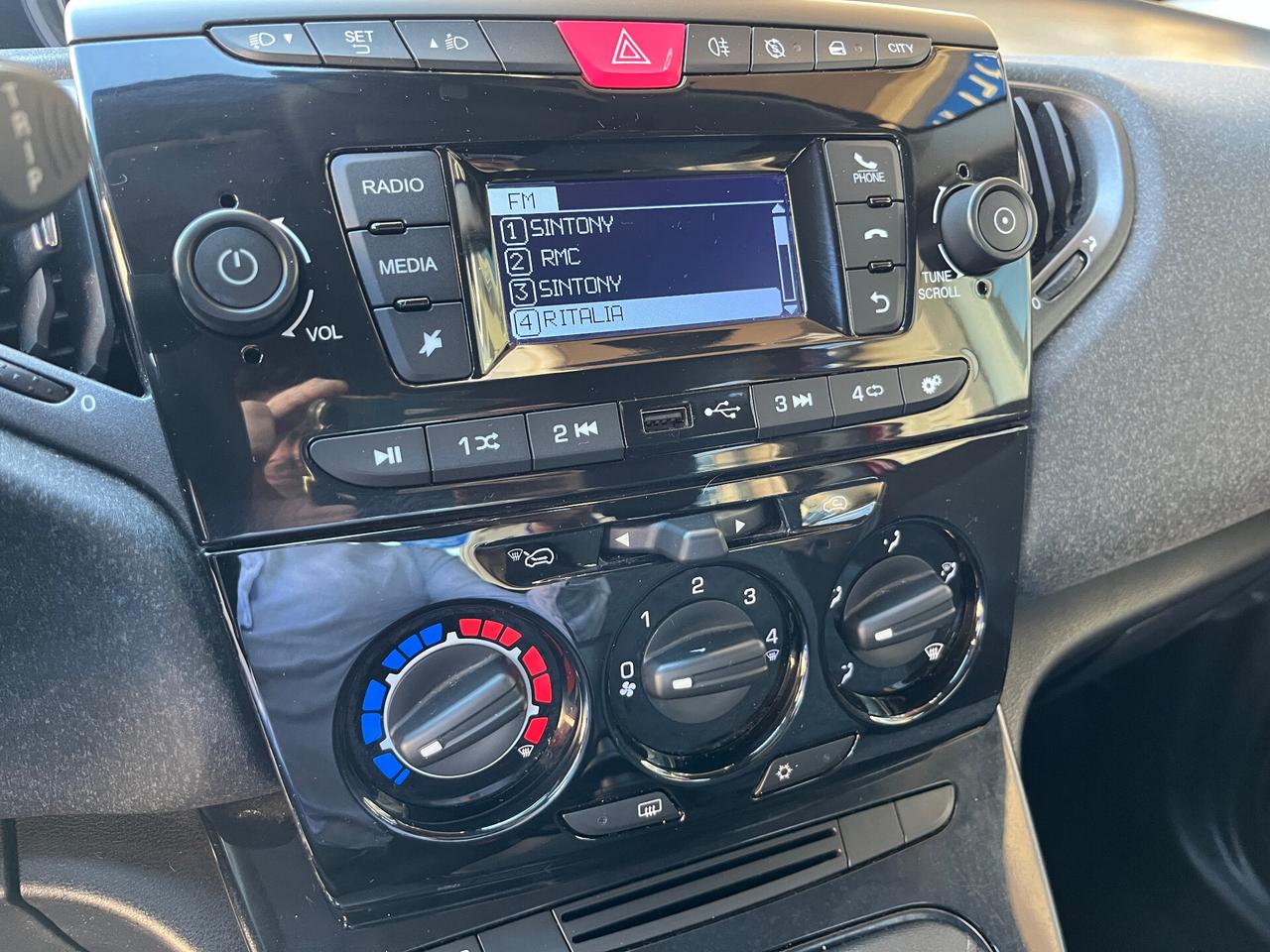 Lancia Ypsilon 1.0 Hybrid 5 porte 70cv -gz749ve-