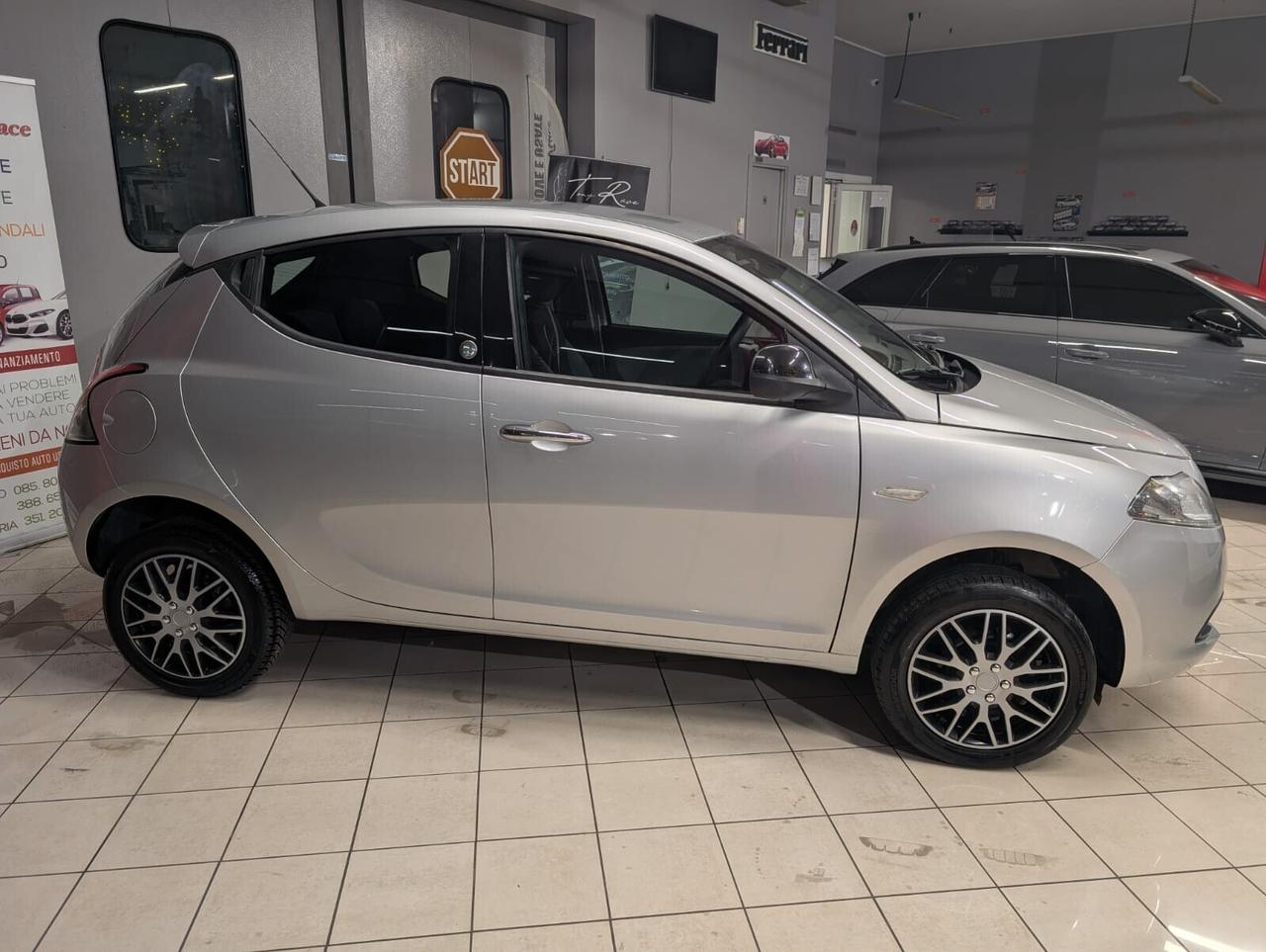 Lancia Ypsilon 0.9 TwinAir 85 CV 5 porte Metano Ecochic Silver