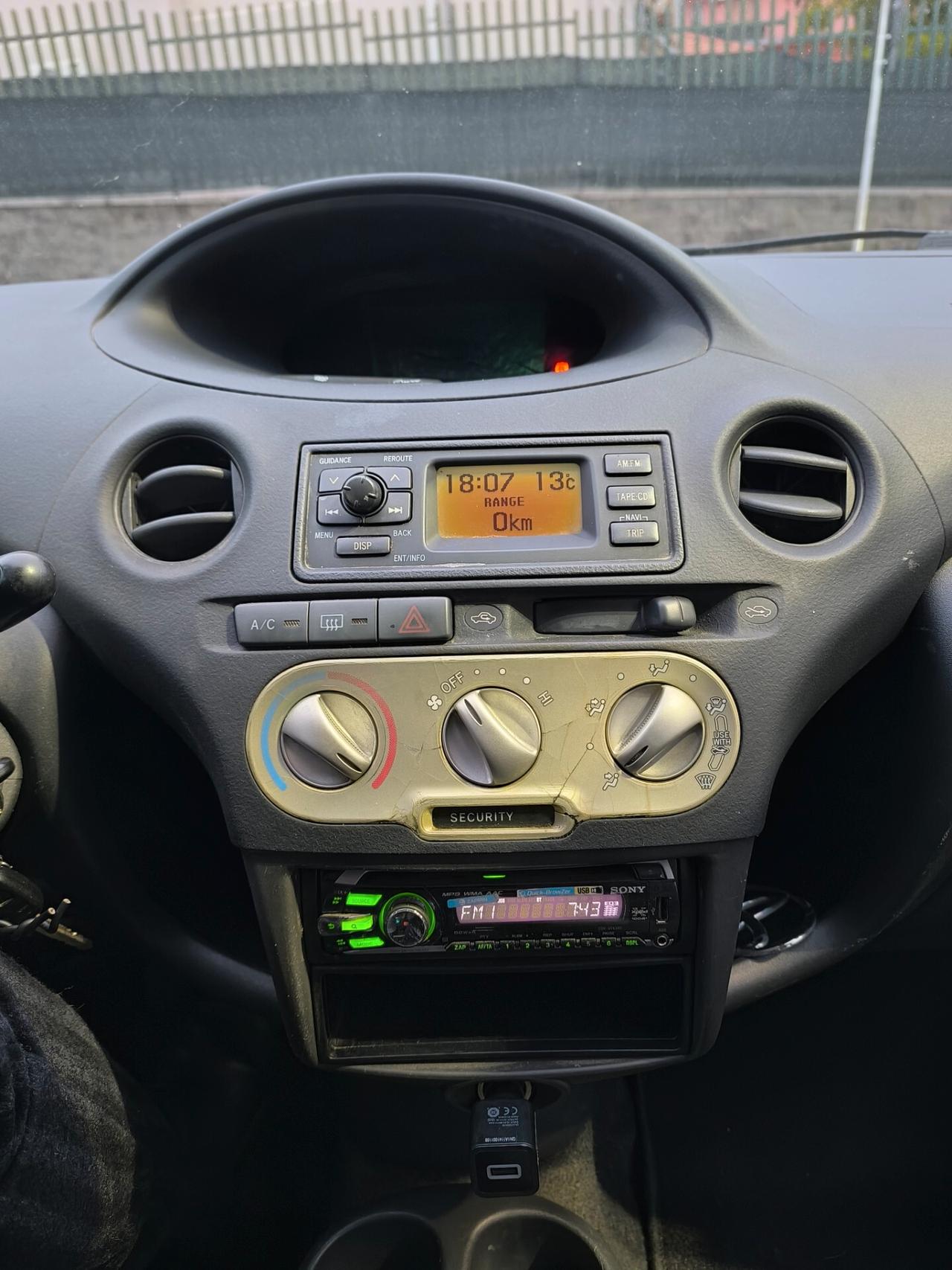 Toyota Yaris 1.0i 16V cat 5 porte Sol