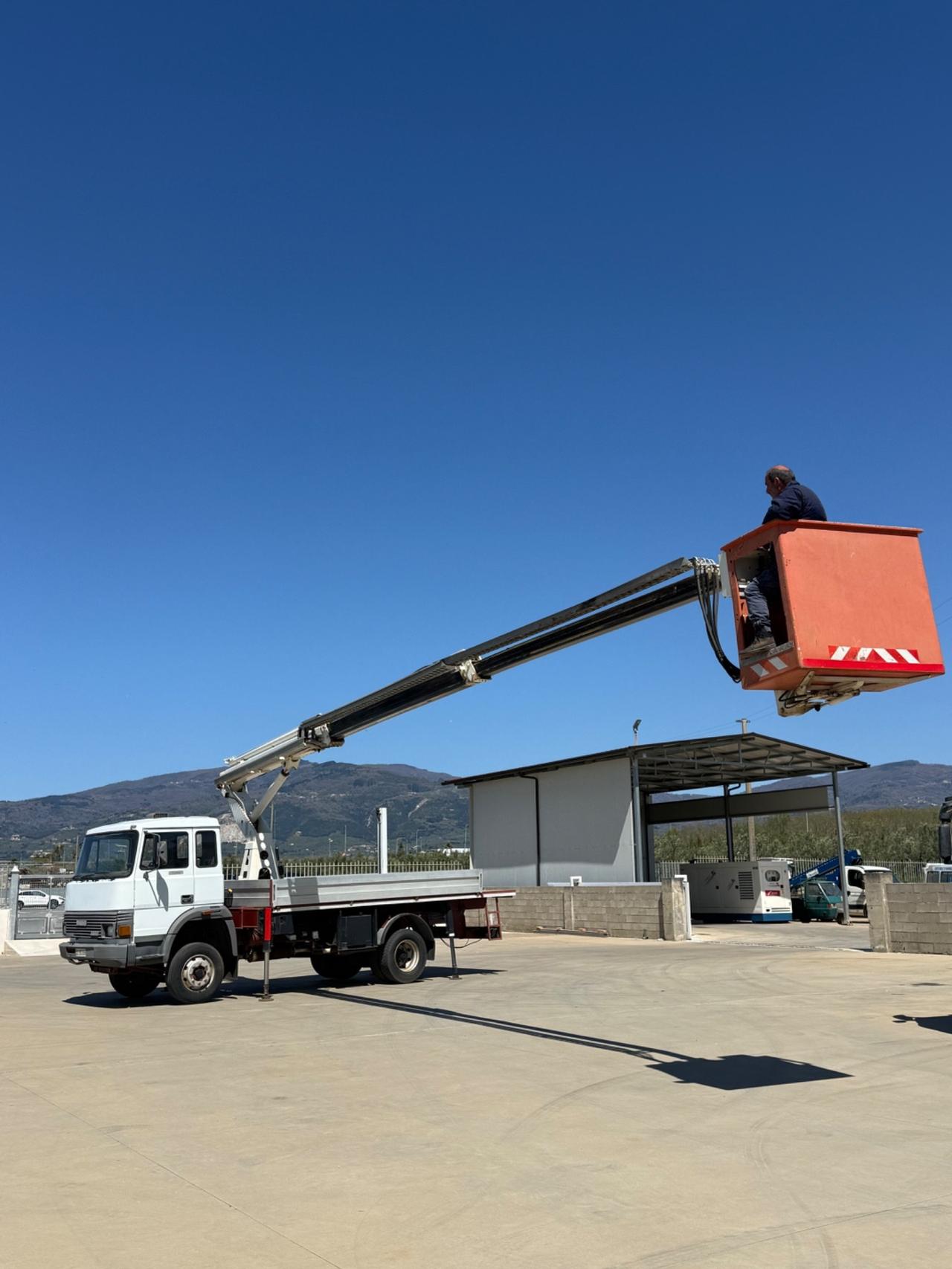 Iveco 115-17 PIATTAFORMA BIZZOCCHI 18 Mt