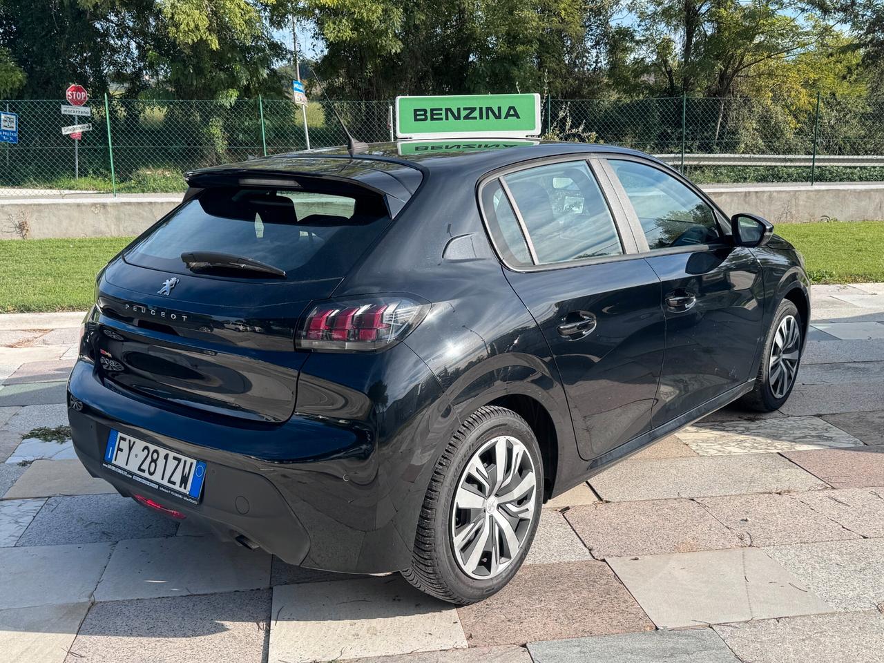Peugeot 208 1.2 BENZINA - NEOPATENTATI -