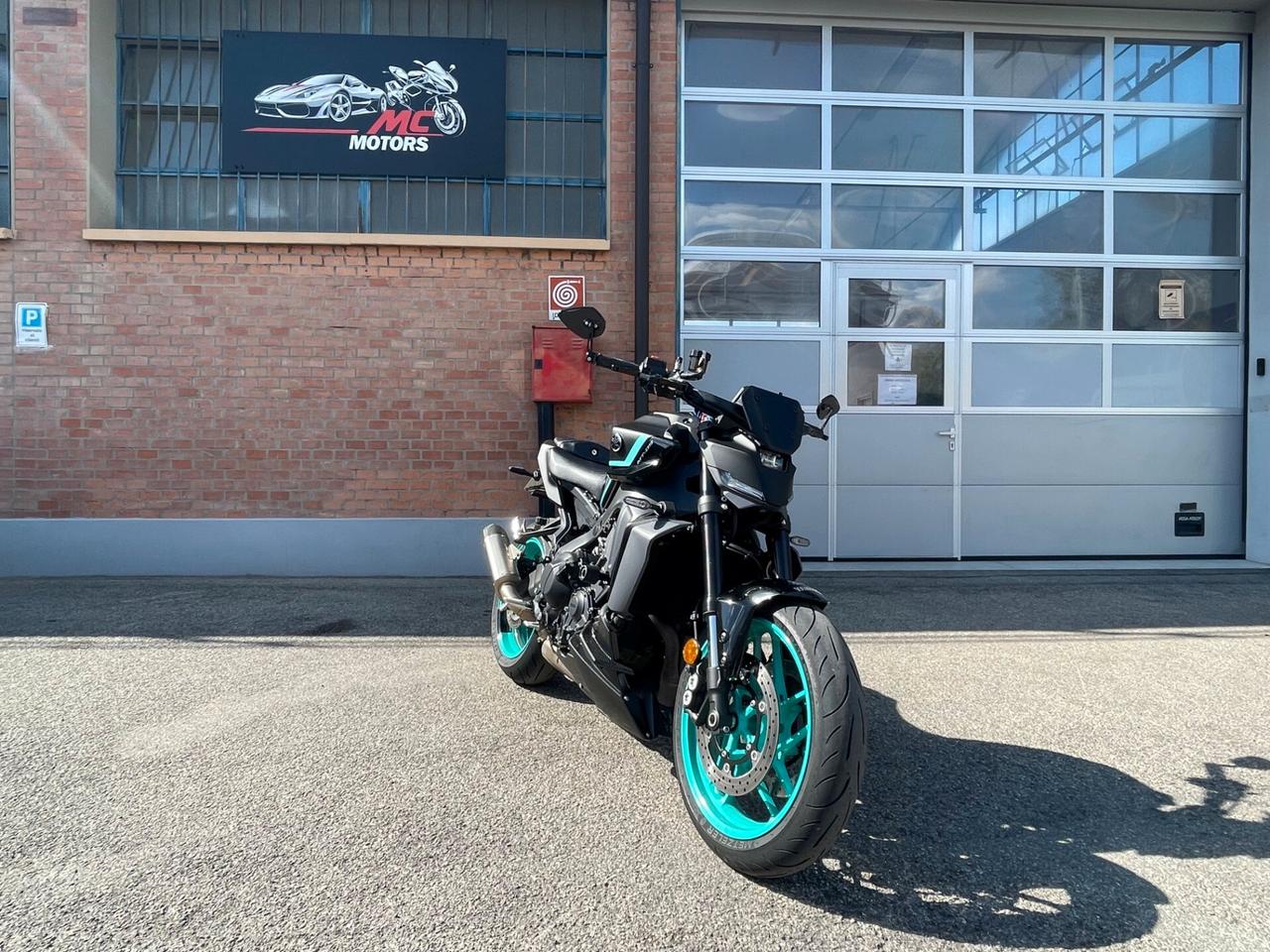 YAMAHA MT09 2024-SOLO 9.300 KM-AKRAPOVIČ COMPLETO -GARANZIA 03/2027