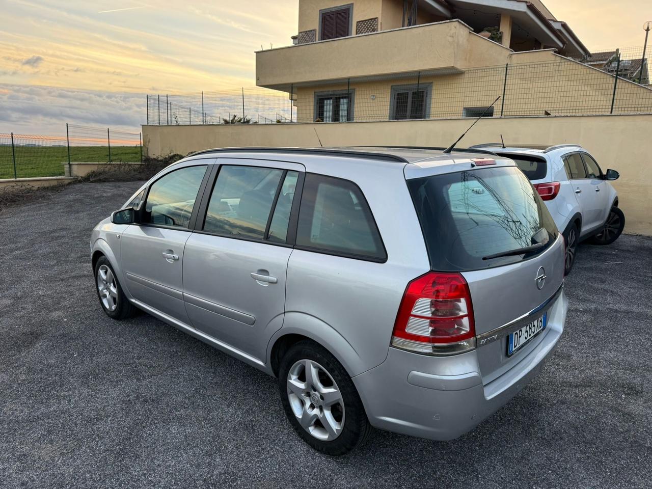 Opel Zafira 1.6 16V VVT Club