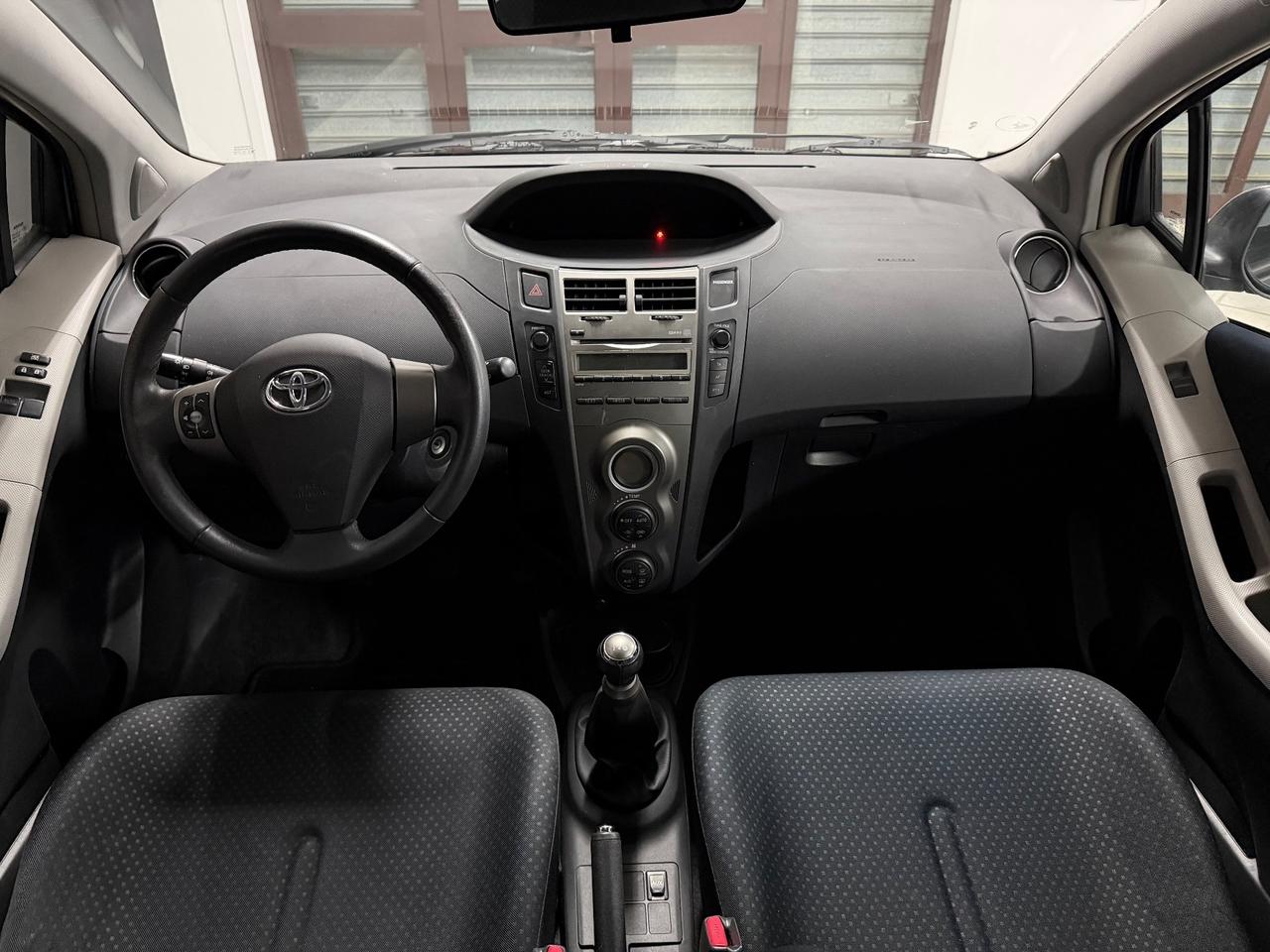 TOYOTA Yaris 1.0i (69) 5p. Sol 2010