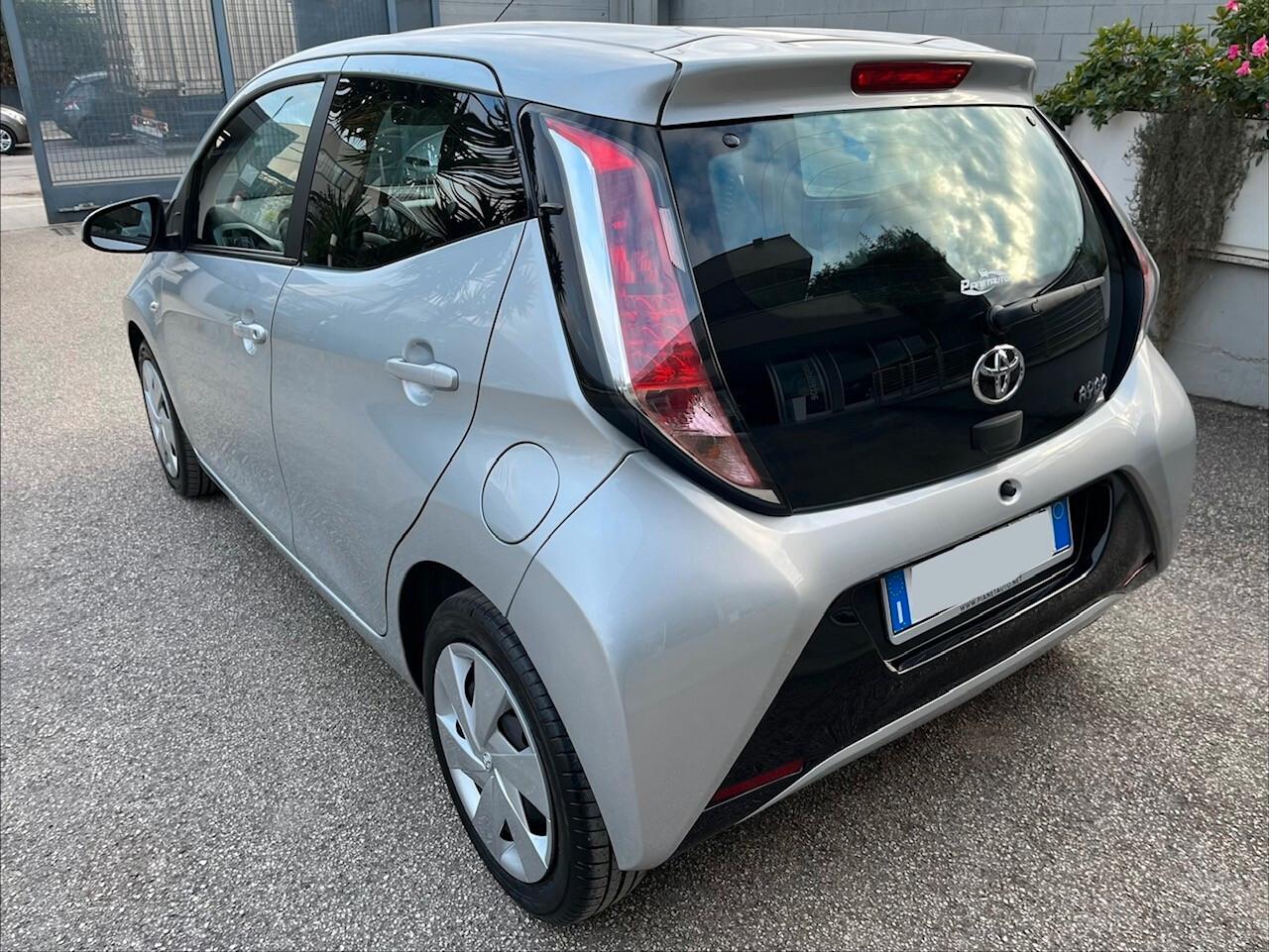 Toyota Aygo 5pt 1.0 Benz. 70cv x-pure CAMERA/TEL/CLIMA PERF.