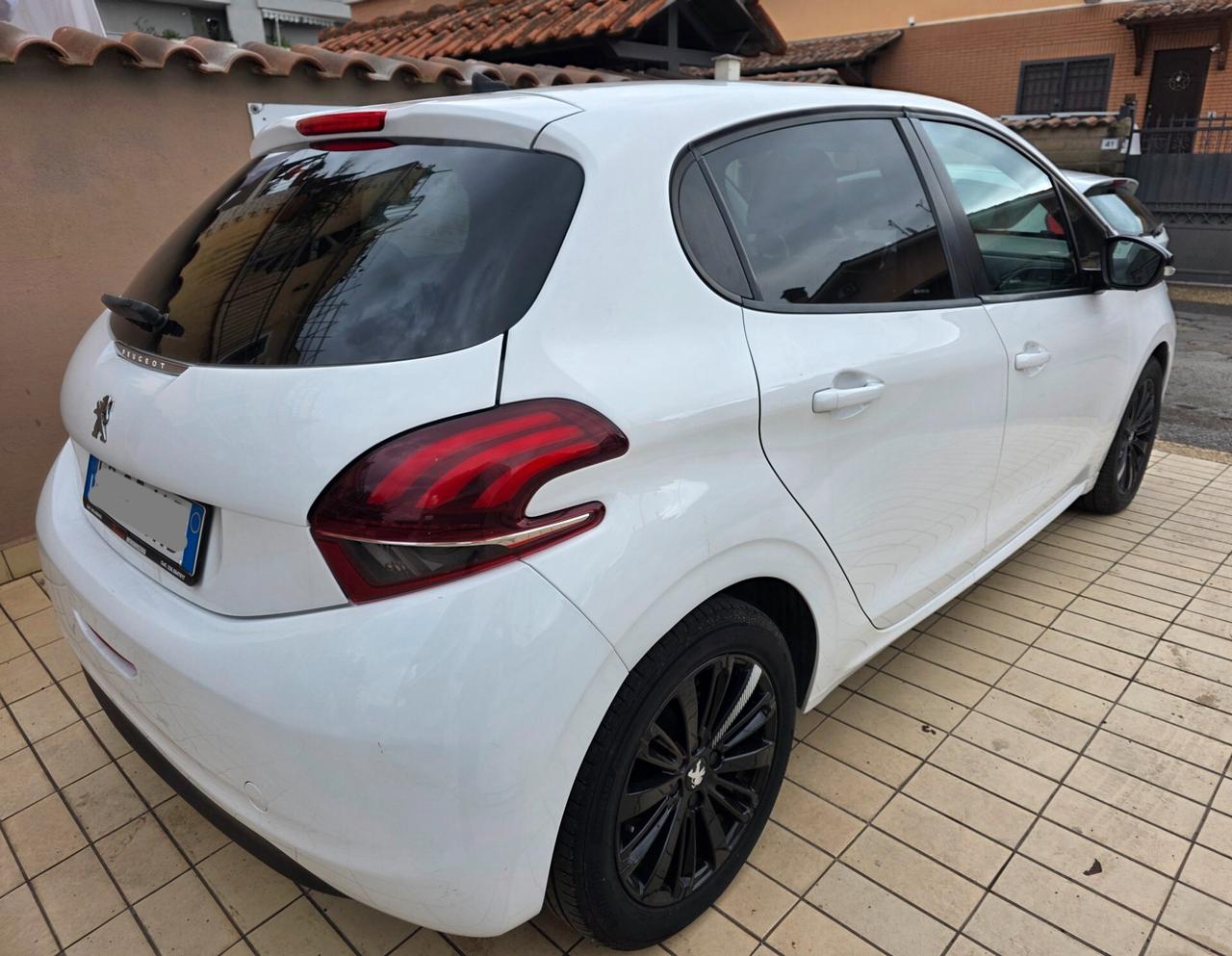 Peugeot 208 PureTech 82 5 porte Black Line