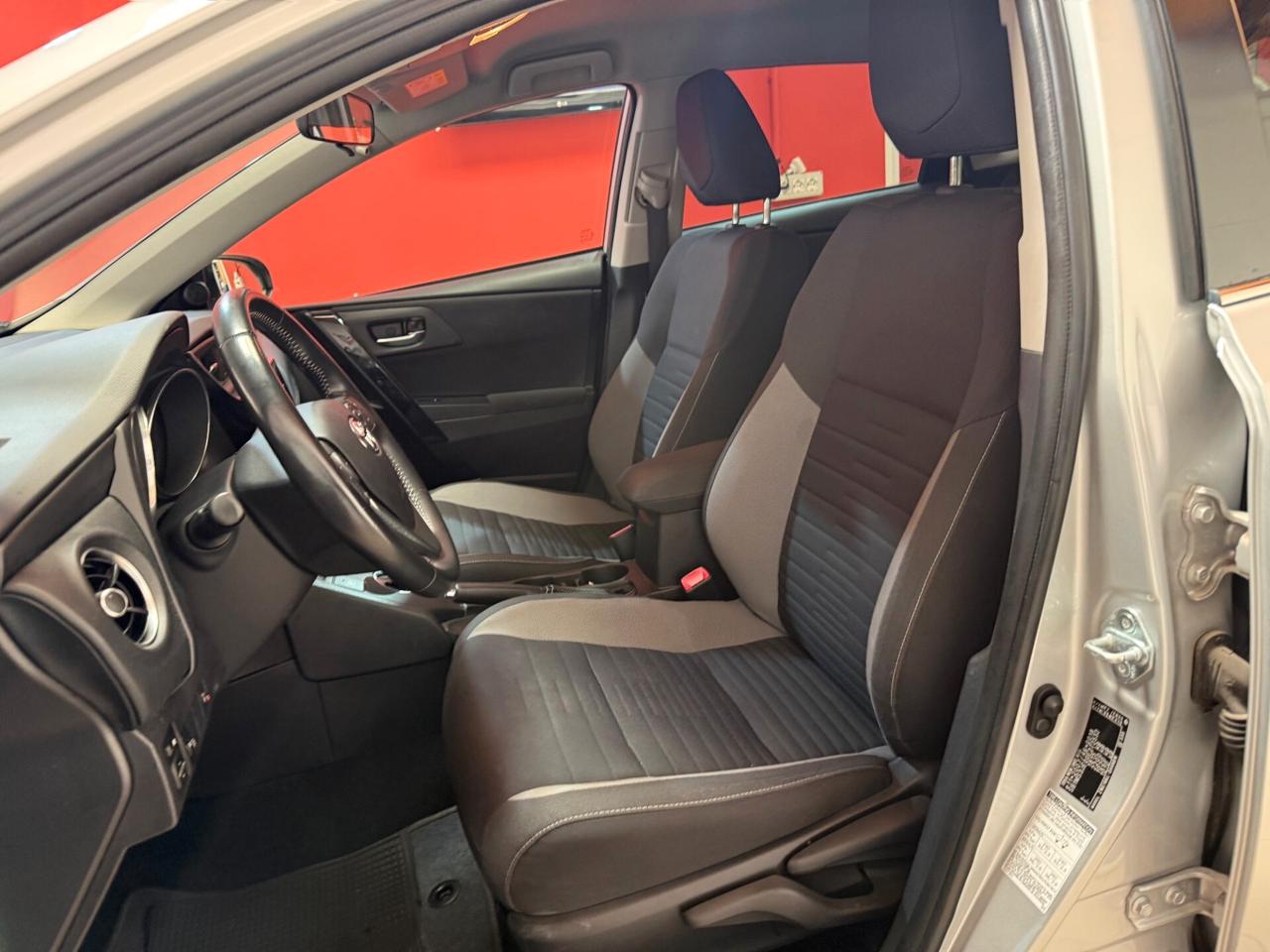 Toyota Auris 1.8 Hybrid Lounge