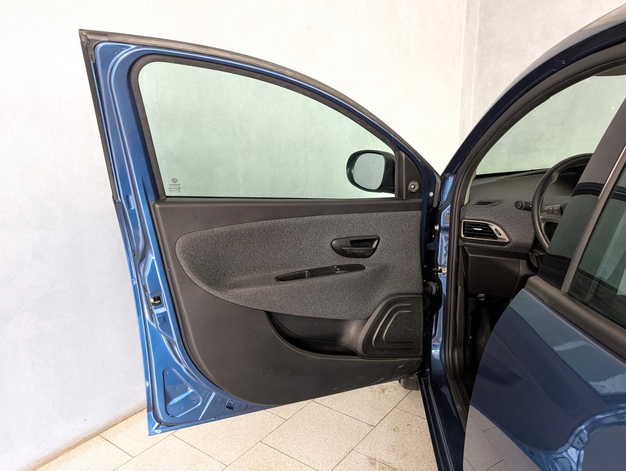 Lancia Ypsilon 1.0 Hybrid 70cv Silver