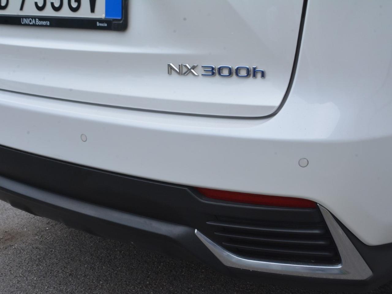 Lexus NX 300 2.5 hybrid luxury 4wd cvt