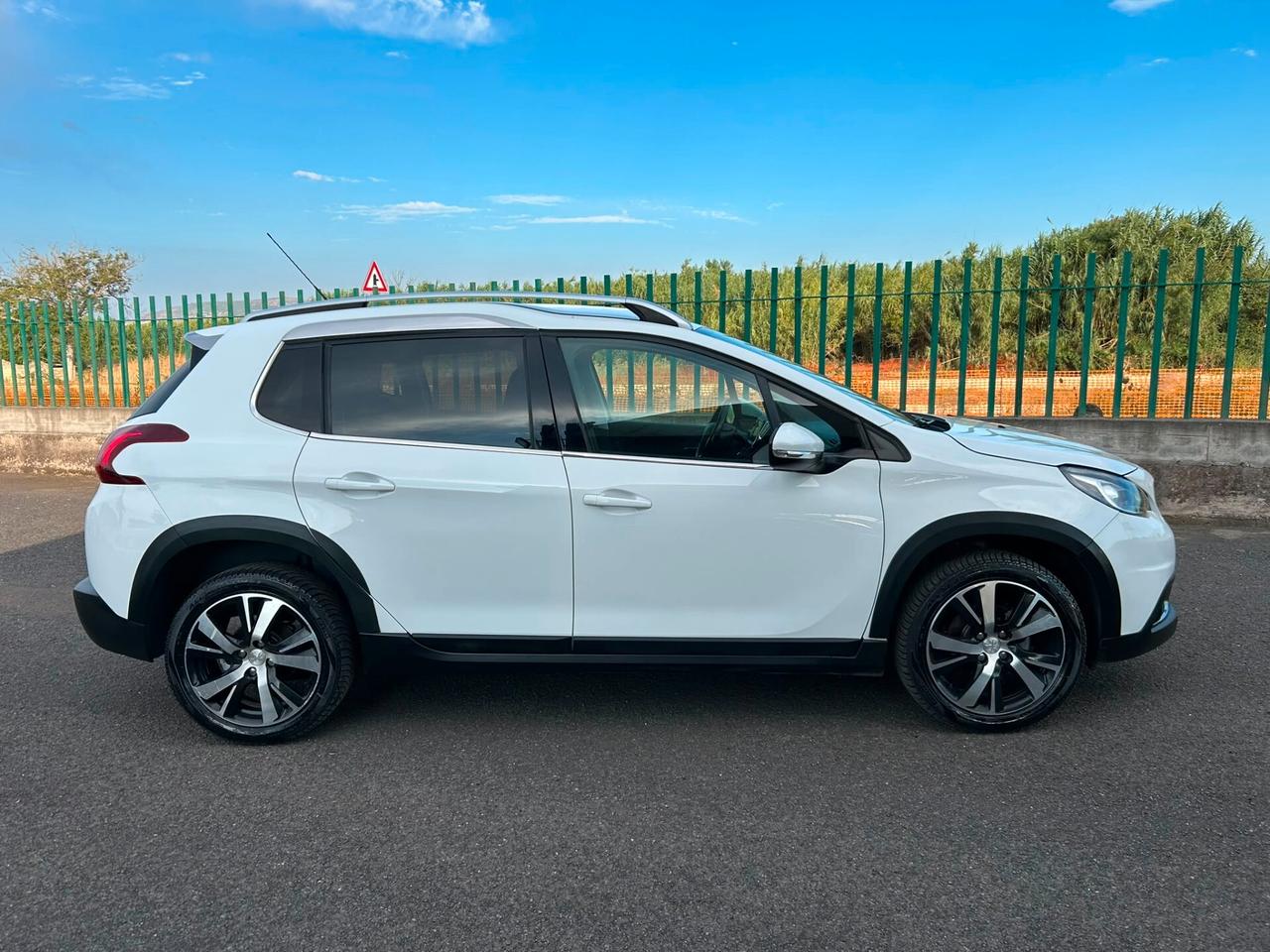 Peugeot 2008 BlueHDi 100 Black Matt