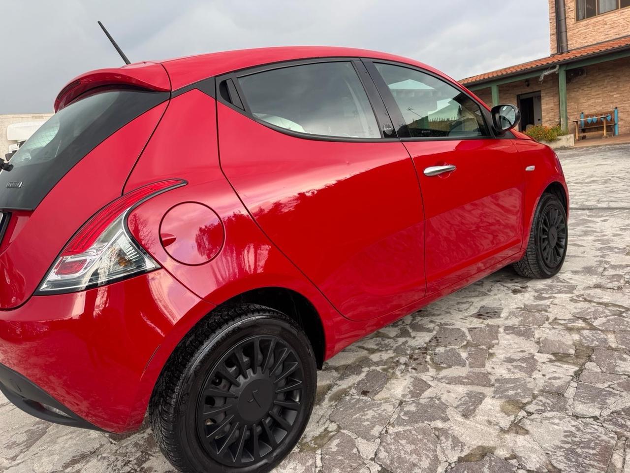 Lancia Ypsilon 1.0 FireFly 5 porte S&S Hybrid Ecochic Gold neopatentati