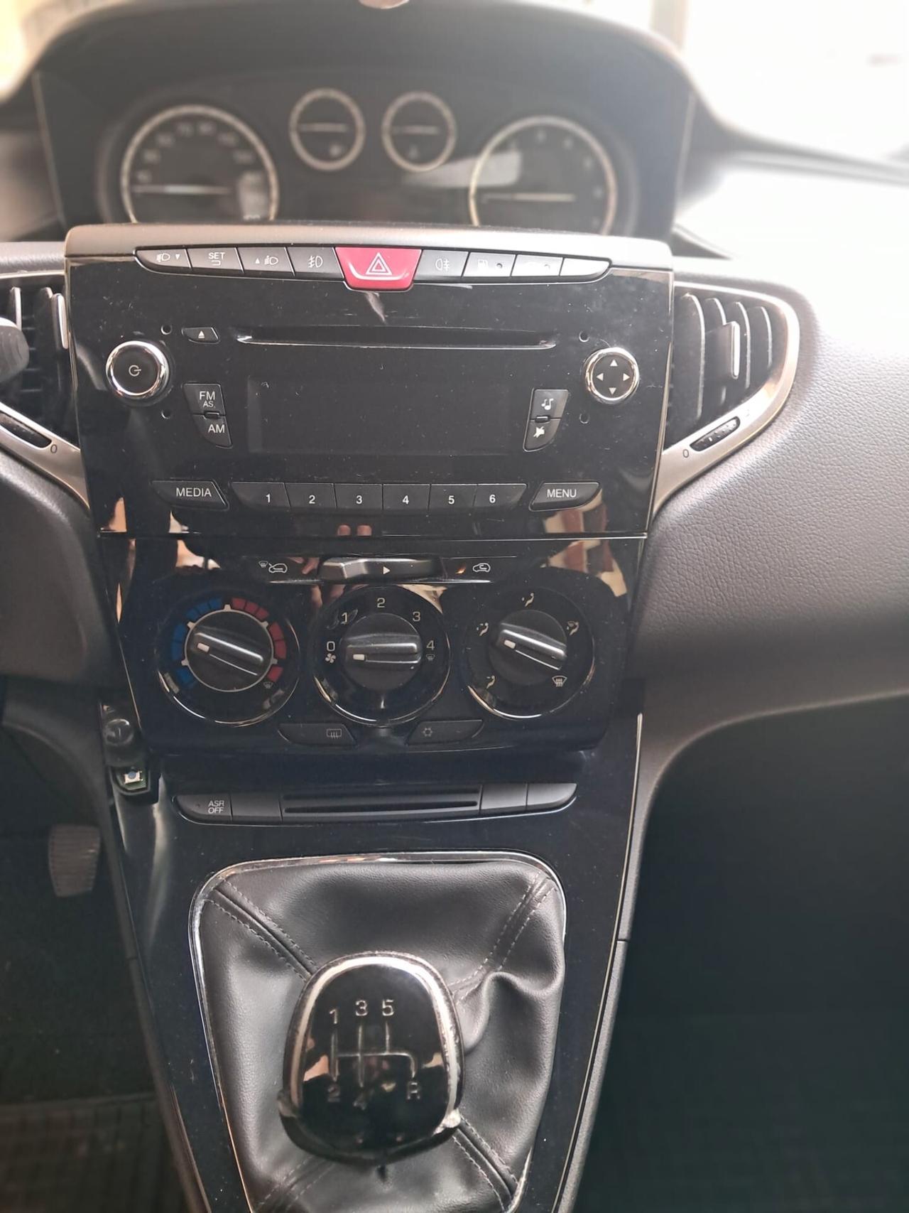 LANCIA YPSILON -NEOPATENTATI-2014-Euro4990