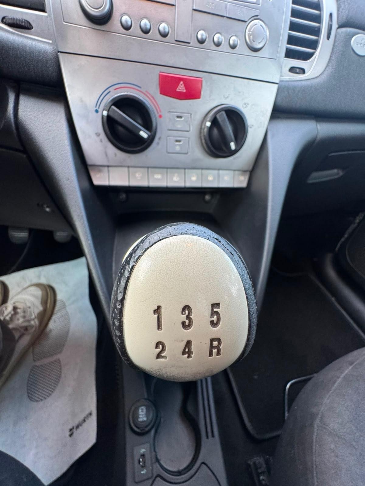 Lancia Ypsilon 1.3 MJT 75 CV MomoDesign