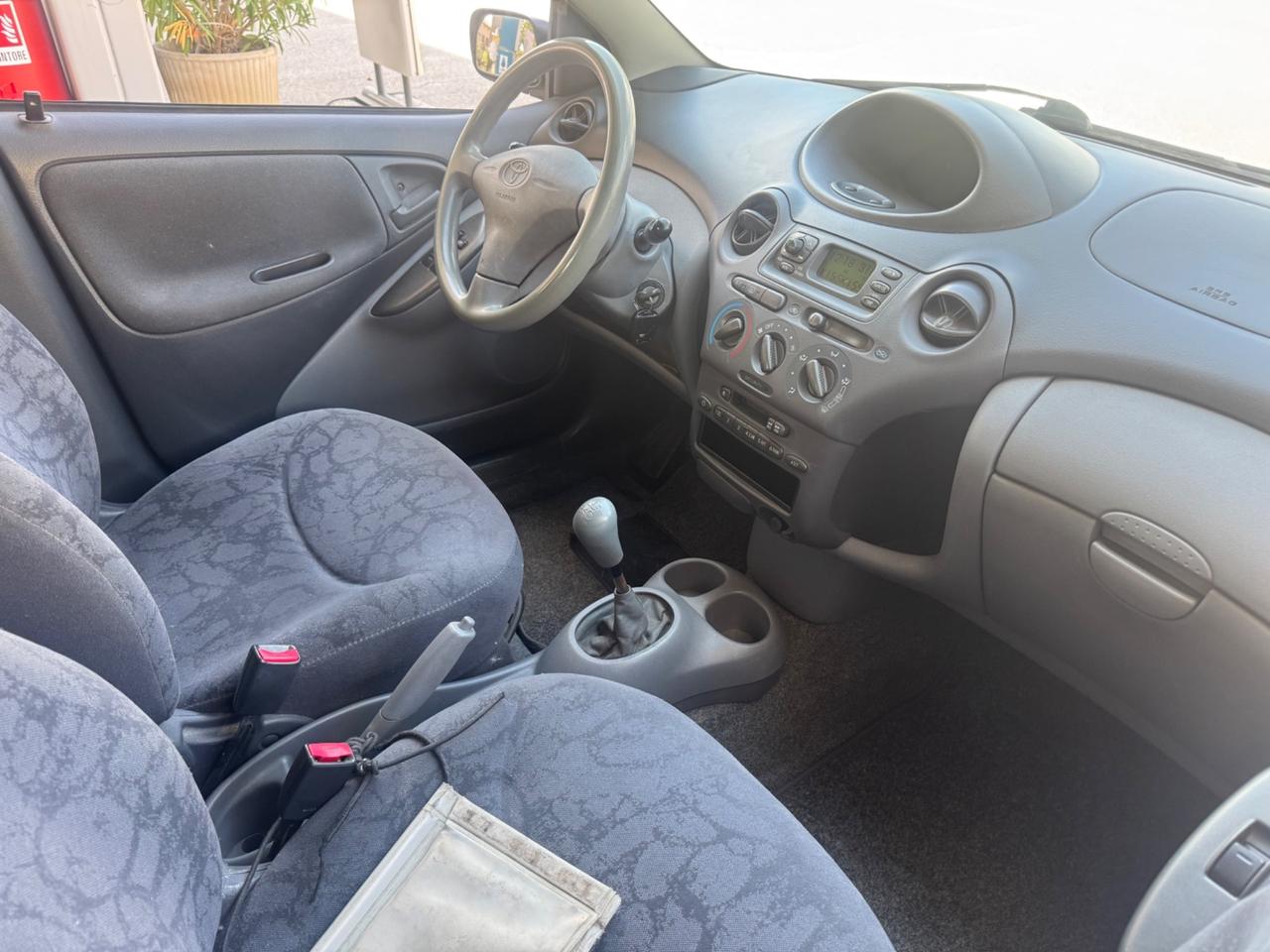 Toyota Yaris 1.0i 16V cat 5 porte Sol