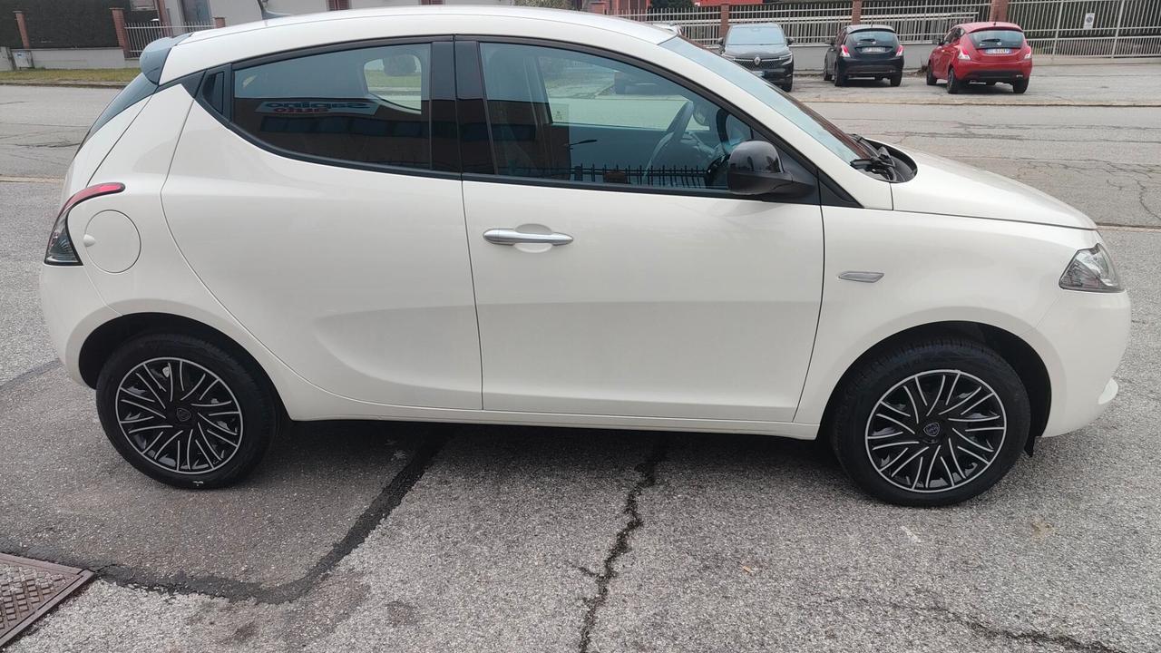 Lancia Ypsilon 1.0 FireFly 5 porte S&S Hybrid Oro