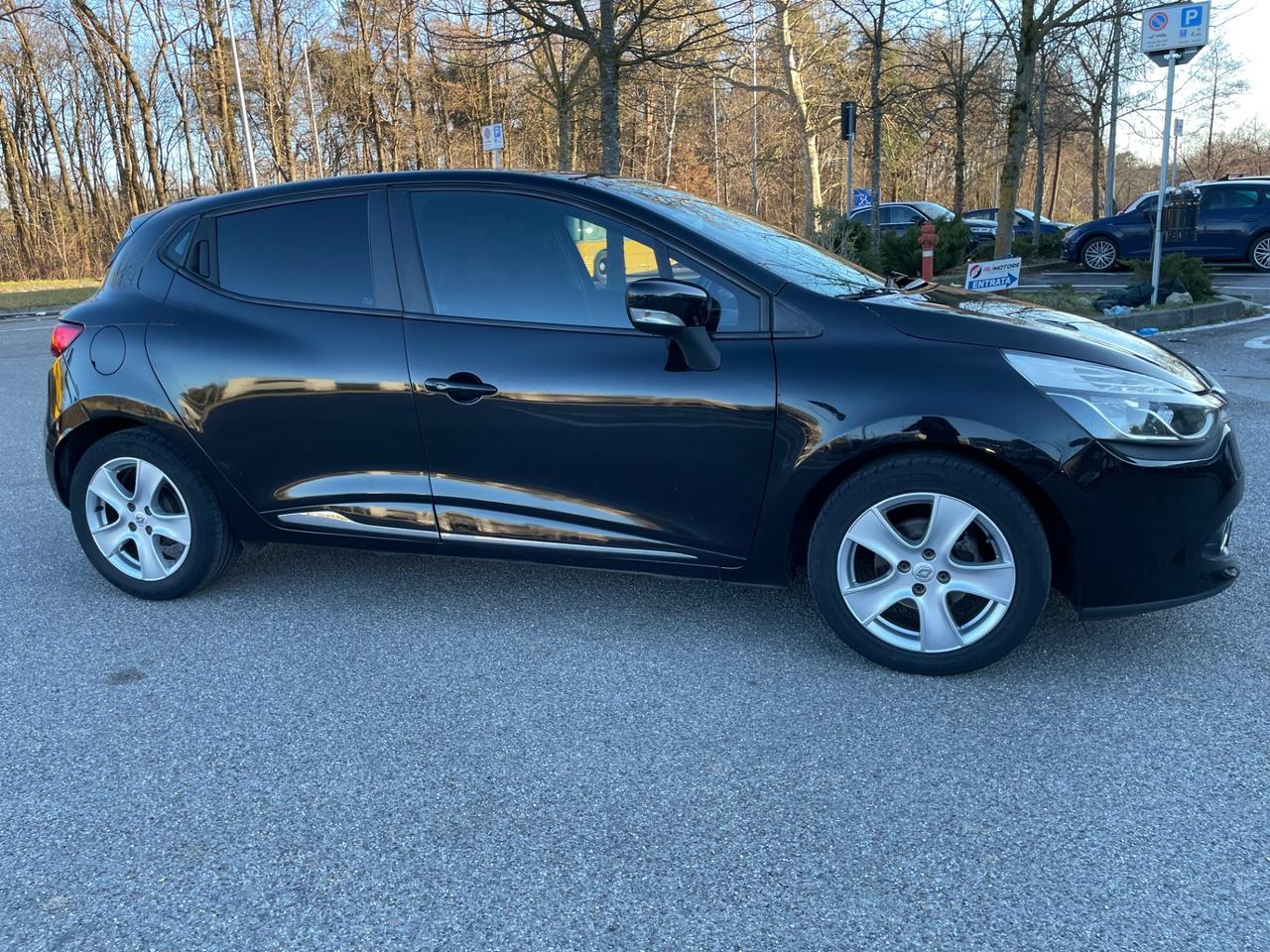 Renault Clio 1.2 16V 5 porte Live!* Neo patentati *