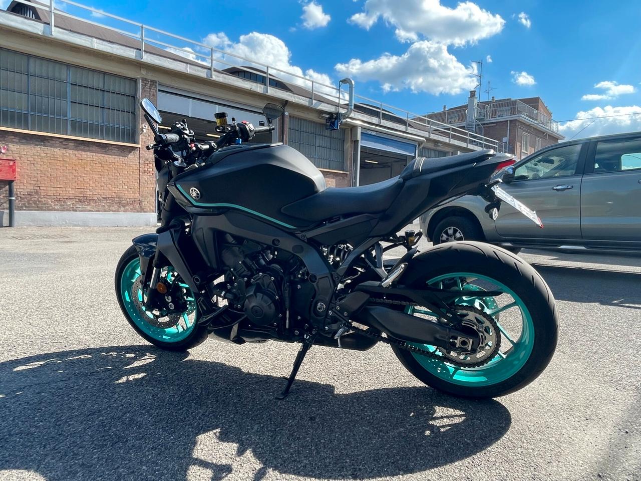 YAMAHA MT09 2024-SOLO 9.300 KM-AKRAPOVIČ COMPLETO -GARANZIA 03/2027