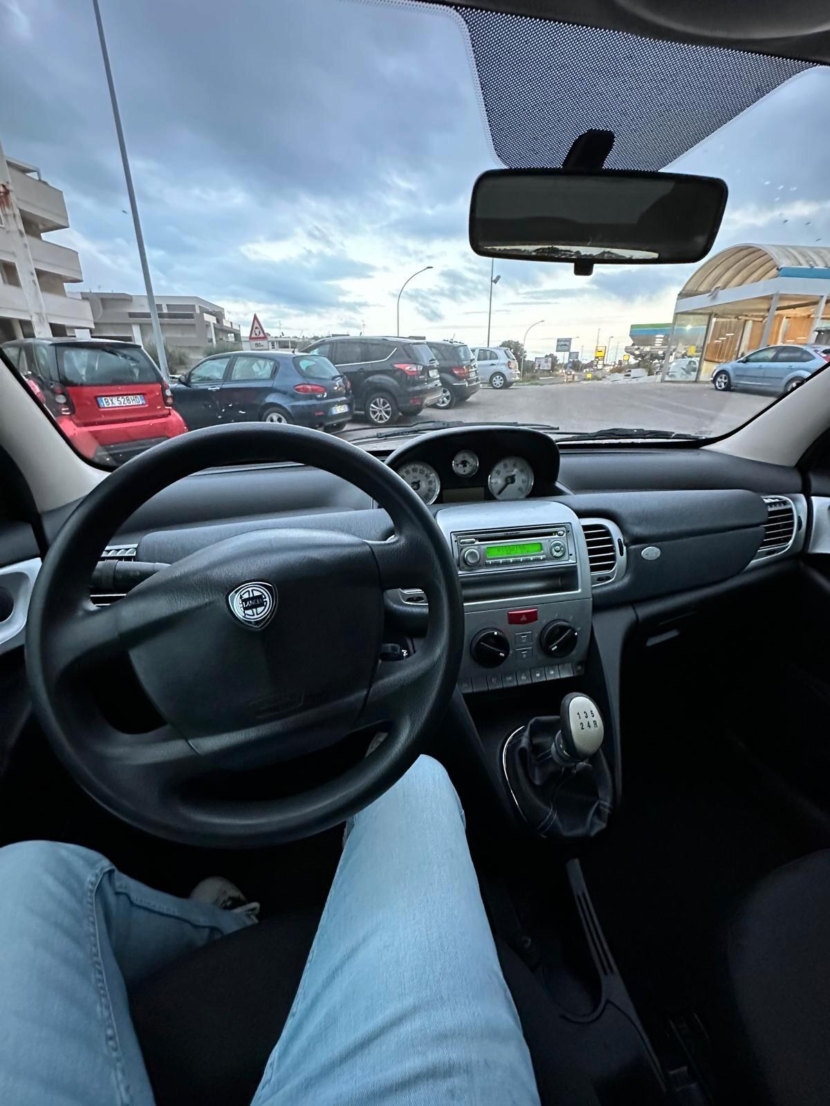 Lancia Ypsilon 1.2 69 CV Unyca