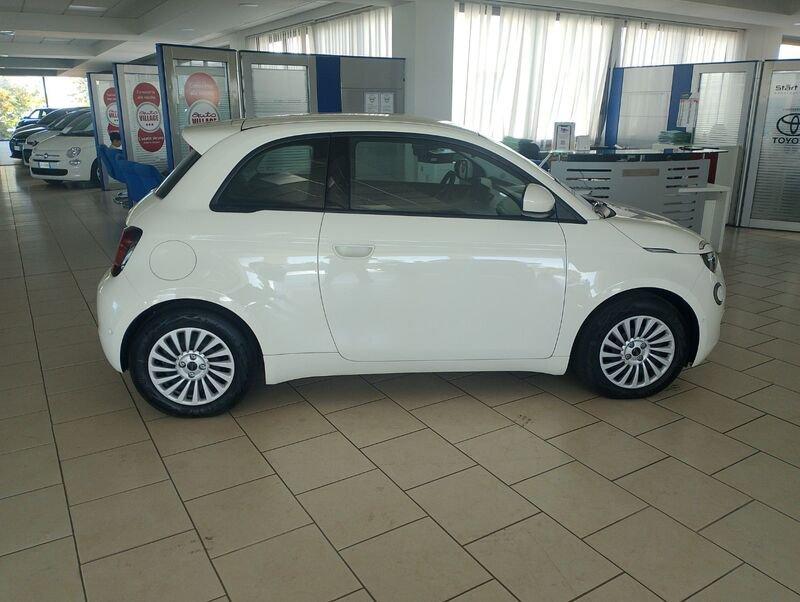 FIAT 500 Bev Hatchback My24 500e -320 Berlina