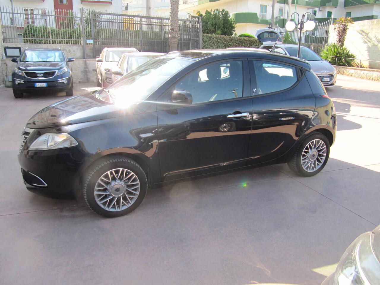 Lancia Ypsilon 1.3 MJT 16V 95 CV 5 porte S&S Silver - 2013