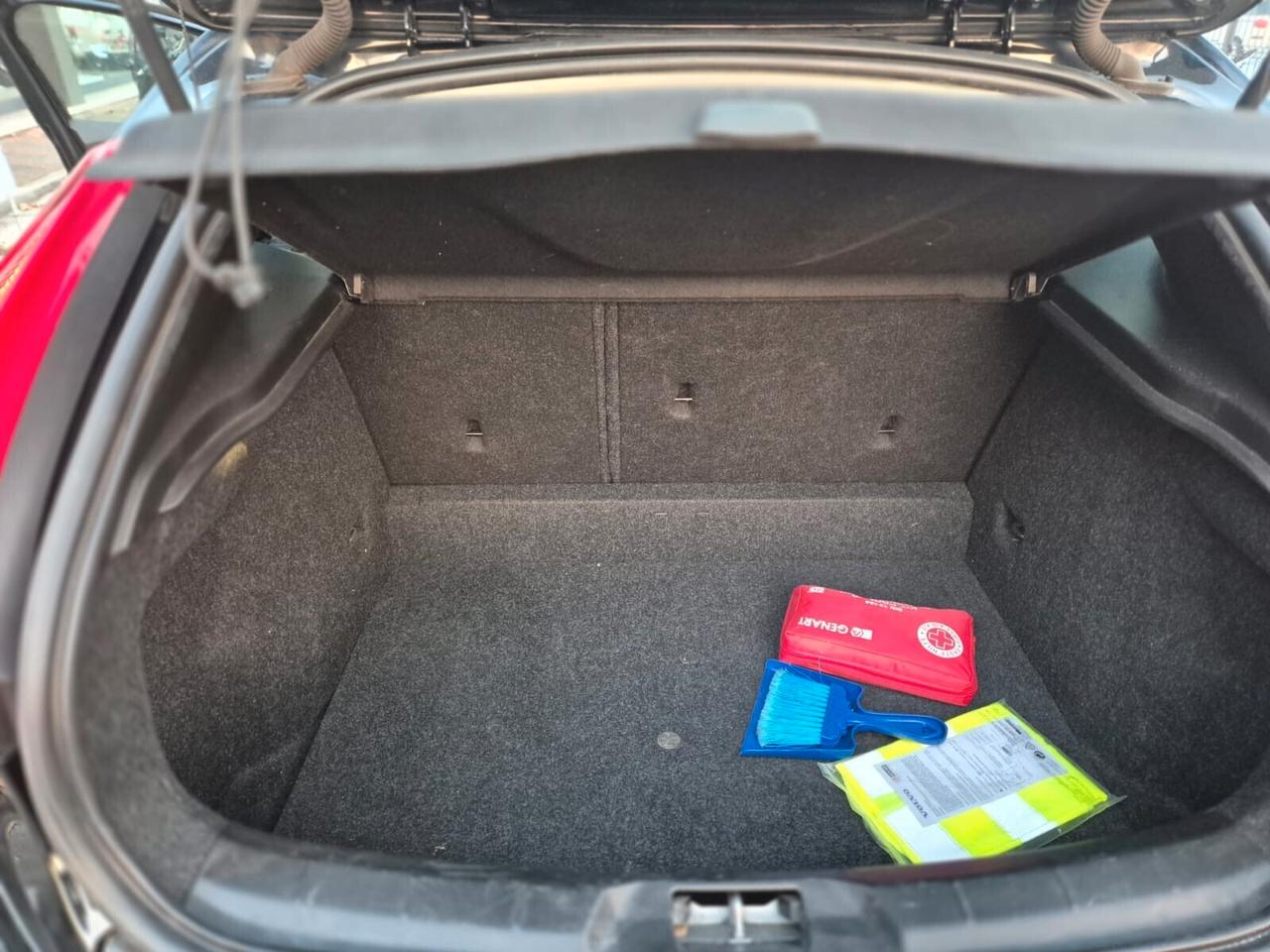 Volvo V40 T2 120CV vers. Kinetic E5B -- BENZINA!!!