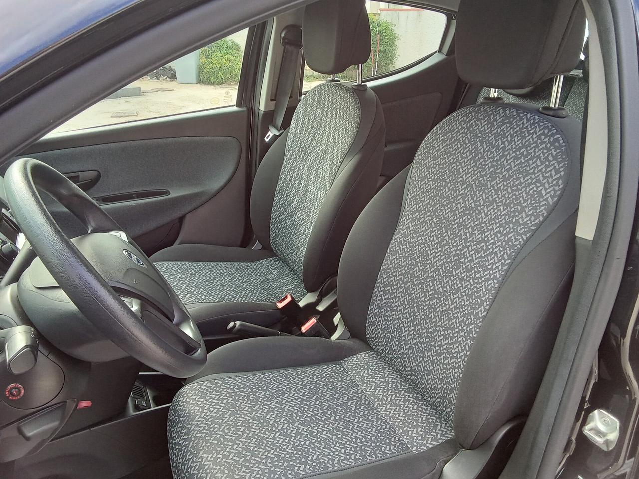 Lancia Ypsilon 1.0 S&S Hybrid Silver