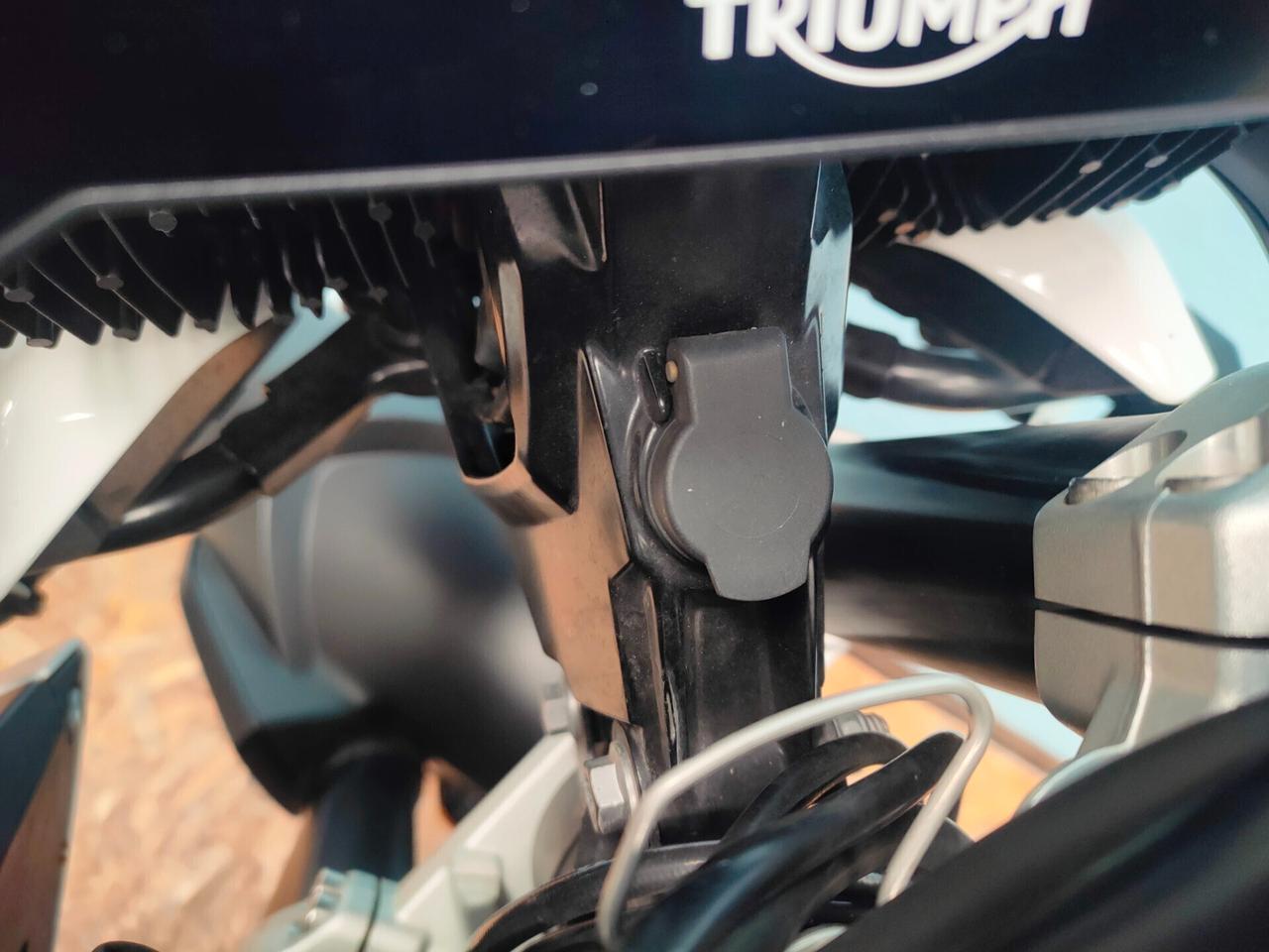 Triumph Tiger 900 GT PRO con tris borse originali