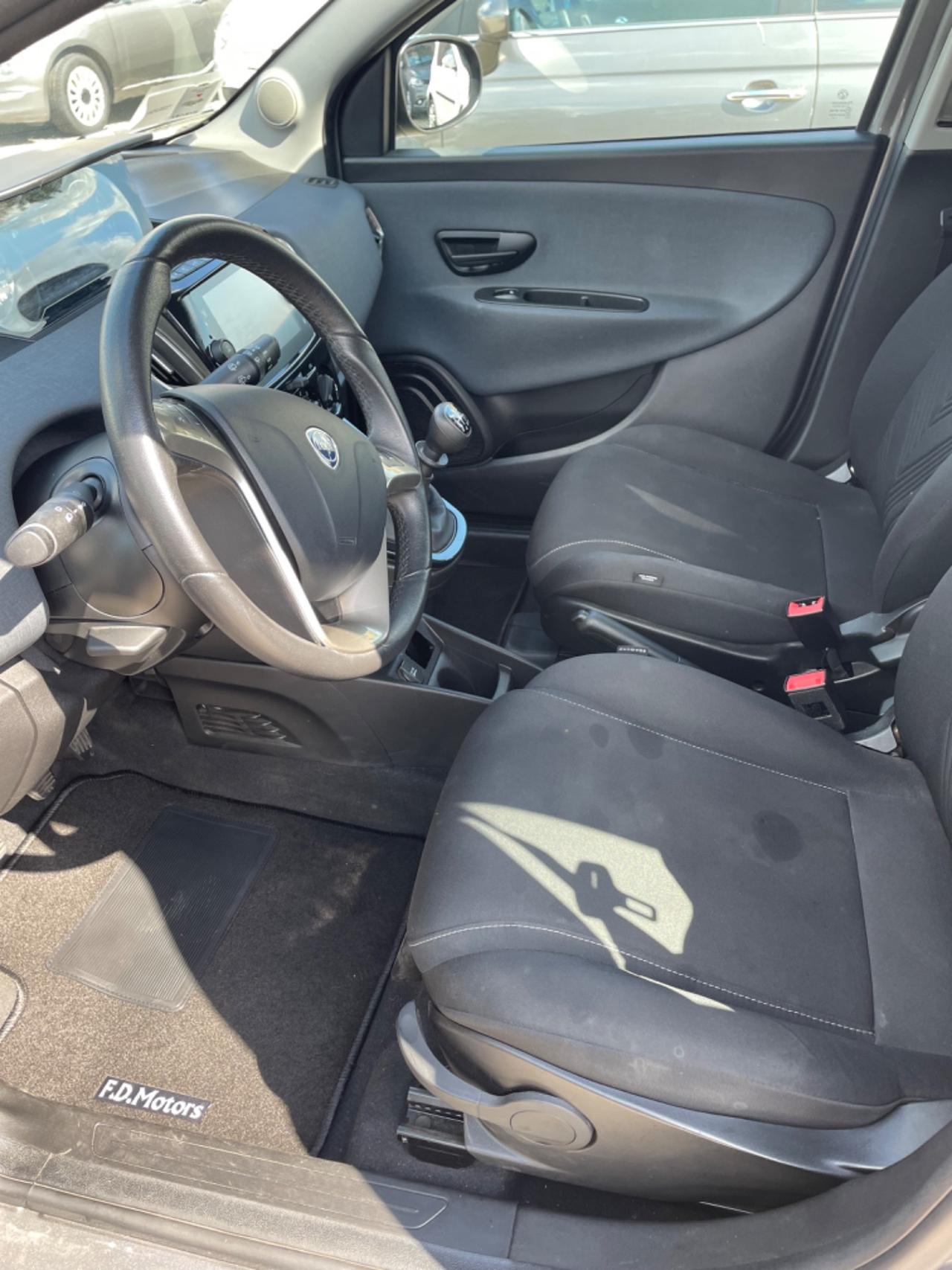 Lancia Ypsilon 1.0 FireFly 5 porte S&S Hybrid UnYca