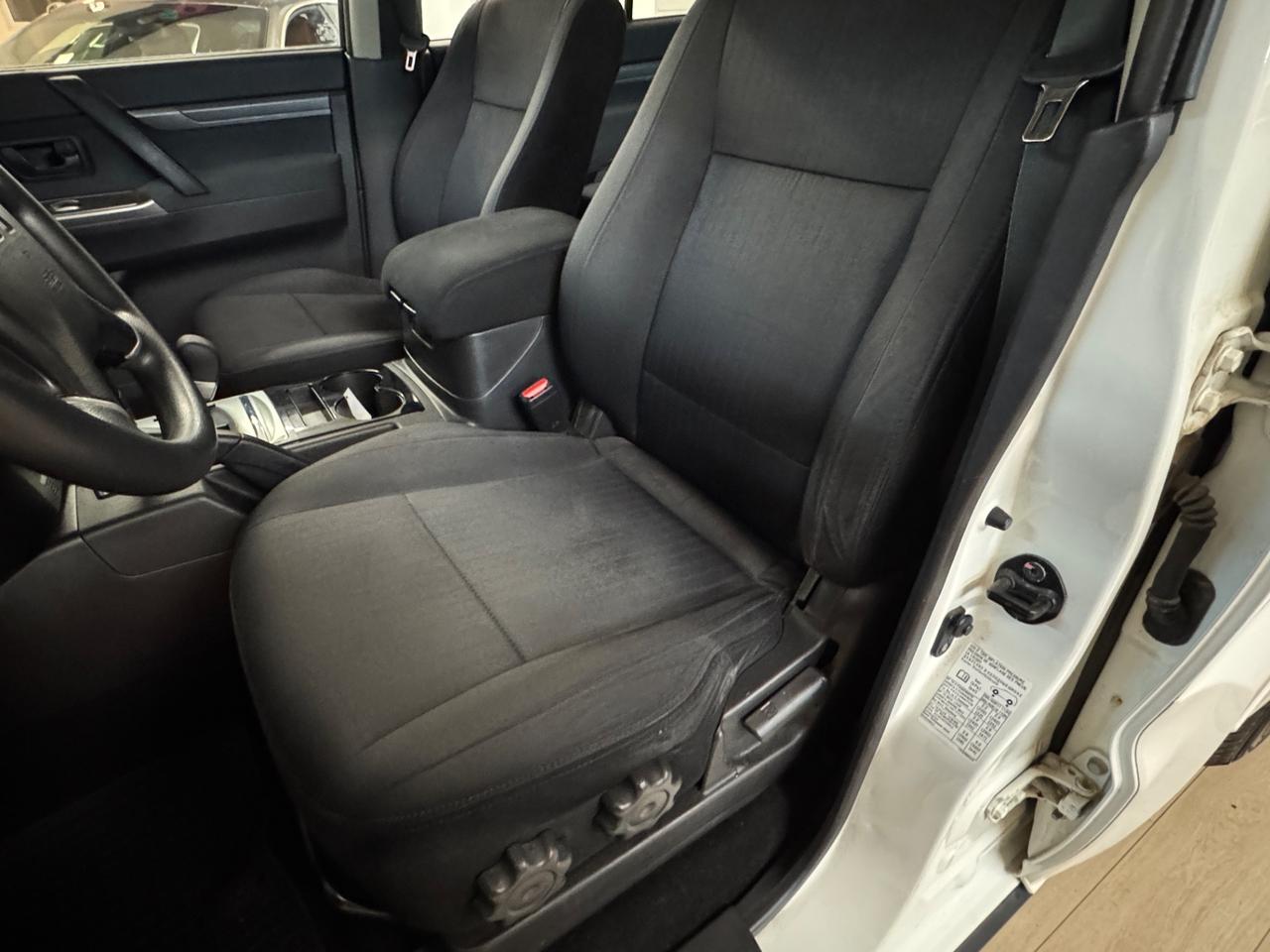 Mitsubishi Pajero 3.2 DI-D 16V aut. 5p. Instyle DPF 7Posti Gancio 4x4