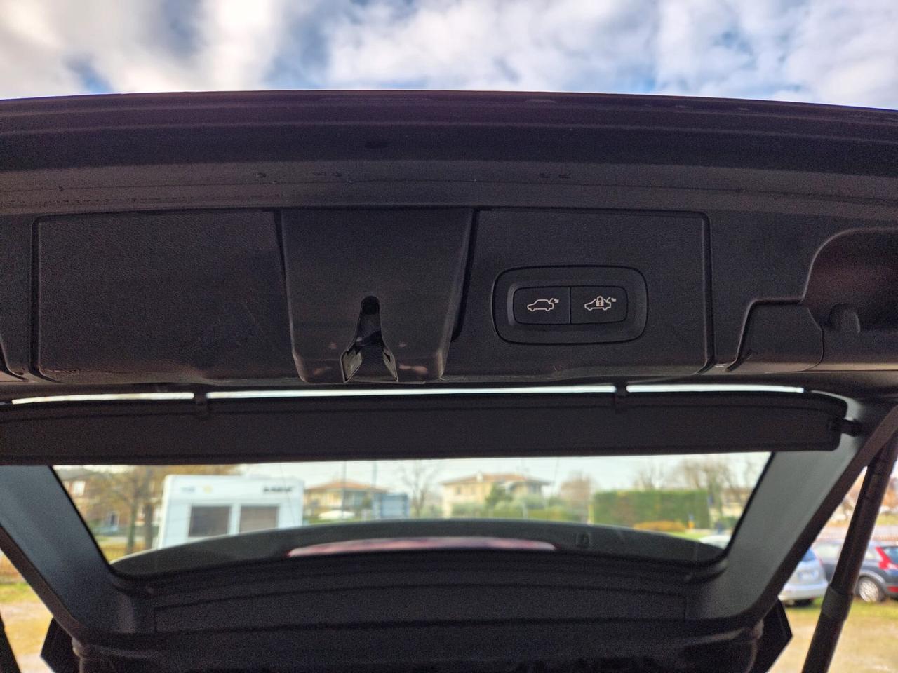 Volvo XC 60 B4 D AWD automatico Ultimate Dark