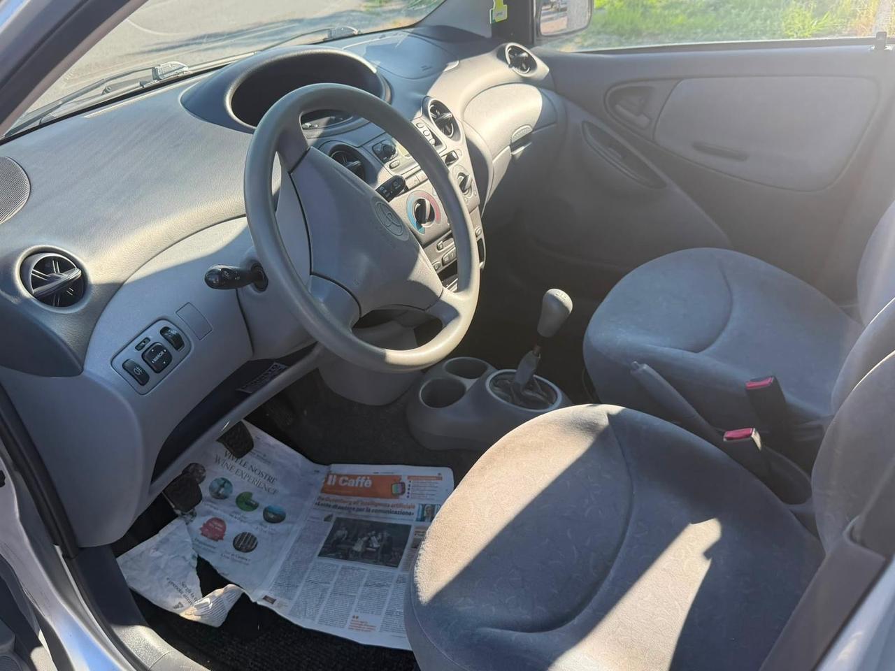 Toyota Yaris 1.0i 16V cat 5 porte Sol