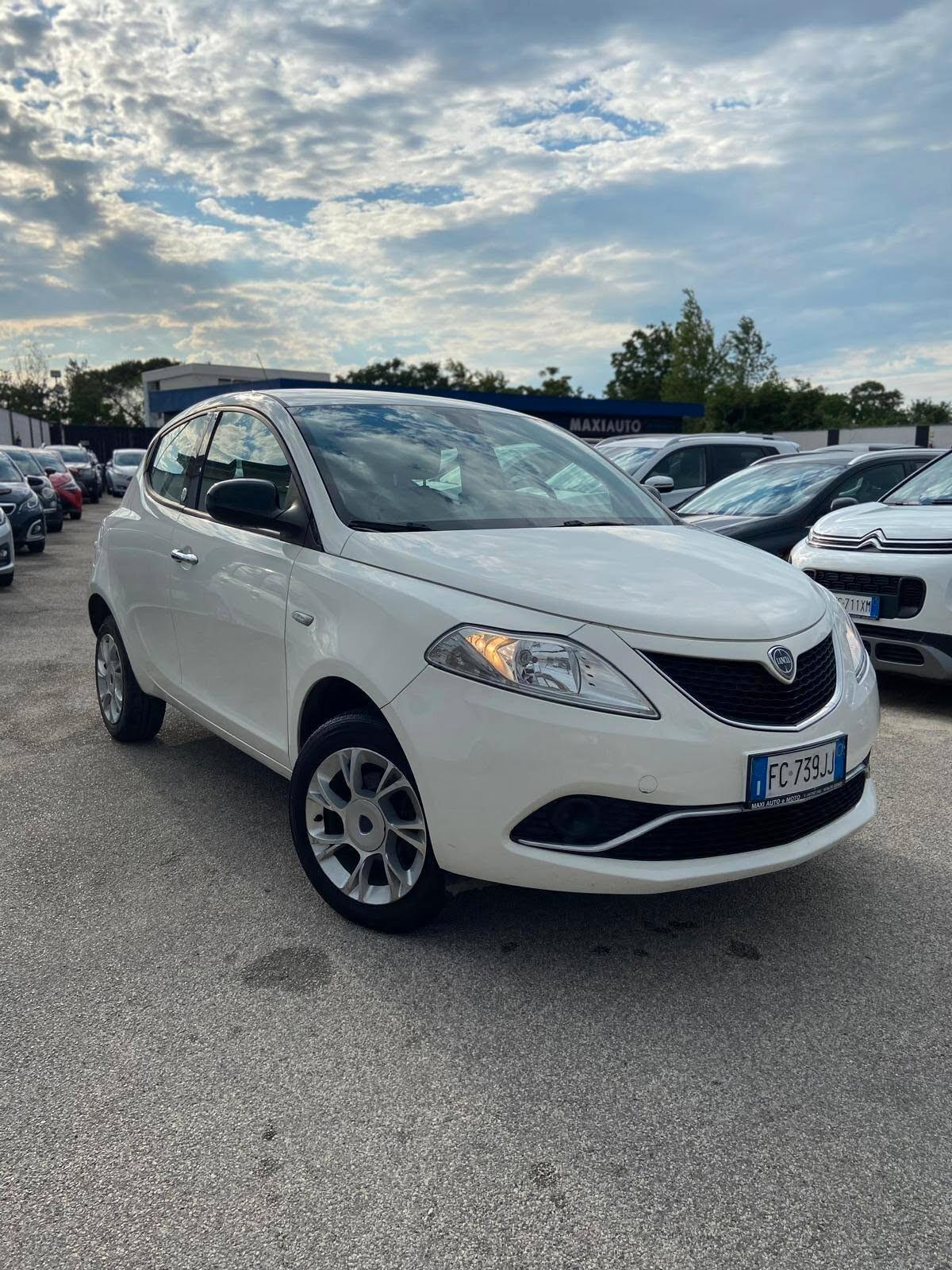Lancia Ypsilon 0.9 TwinAir 85 CV 5 porte Metano Ecochic Elle
