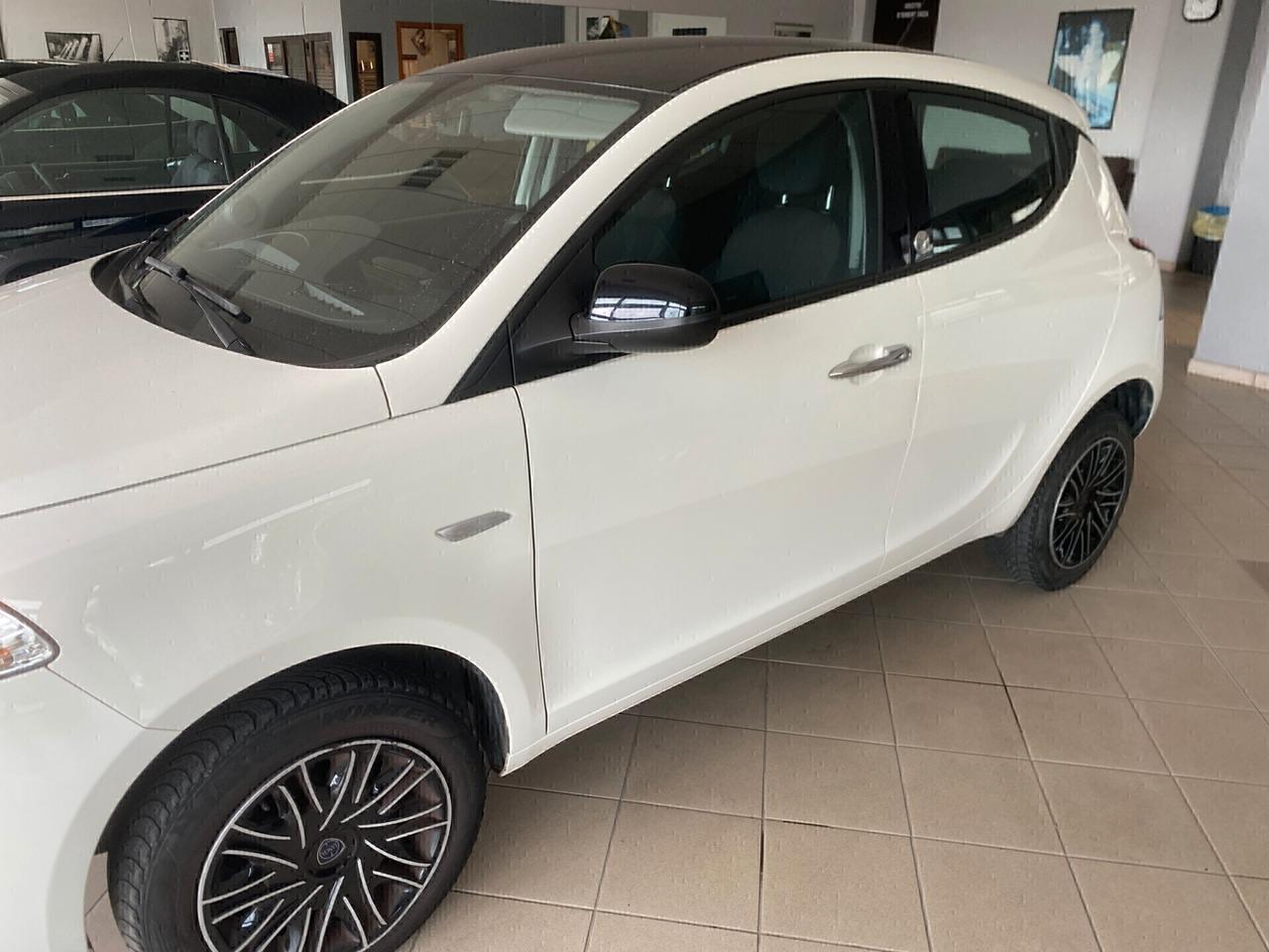 Lancia Ypsilon 0.9 TwinAir 5 porte Metano Ecochic Black and Noir