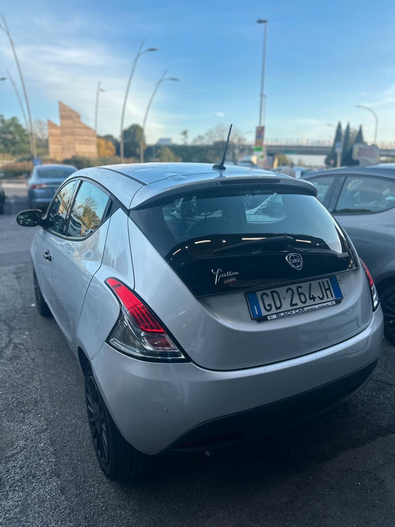 Lancia Ypsilon 1.0 FireFly 5 porte S&S Hybrid Ecochic Silver