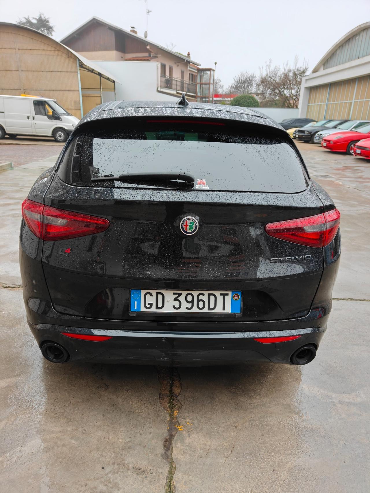 Alfa Romeo Stelvio Q4 Veloce total black