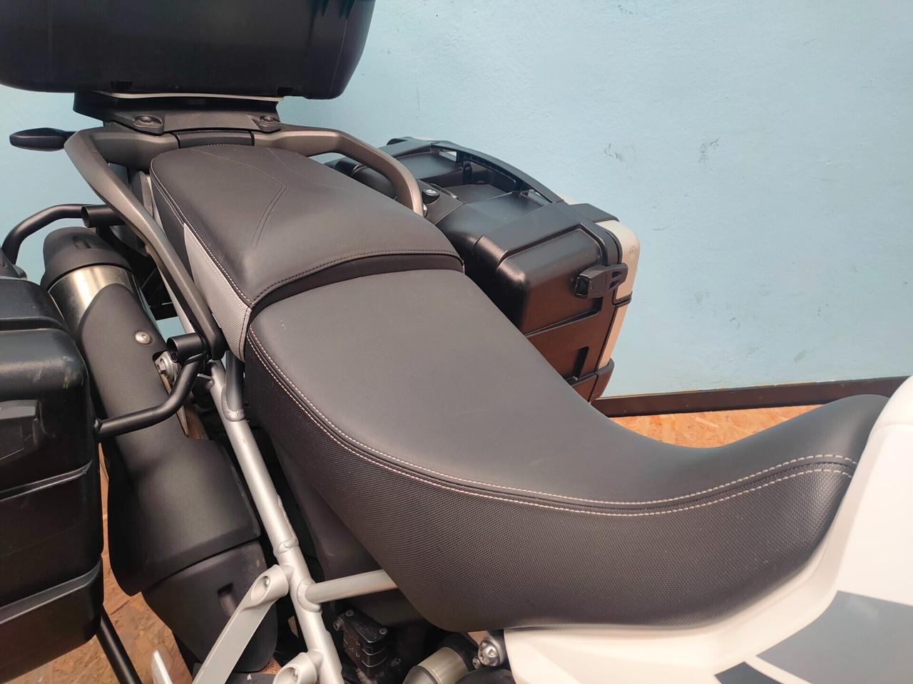 Triumph Tiger 900 GT PRO con tris borse originali