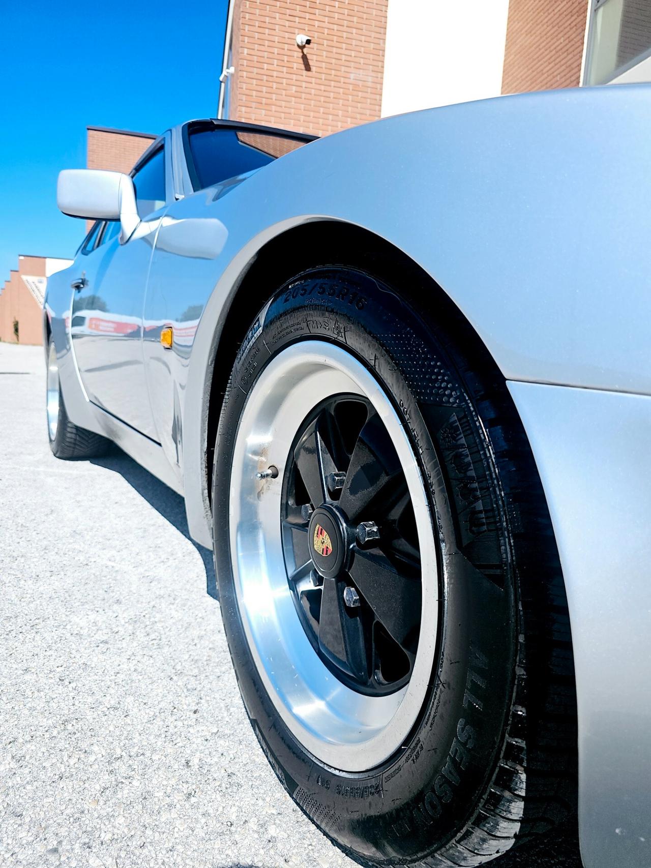 Porsche 944