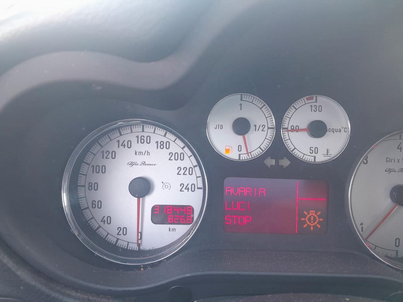 Alfa Romeo 147 1.9 JTD M-JET 16V rossa