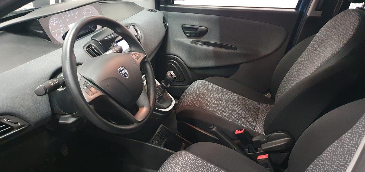 Lancia Ypsilon 1.0 FireFly 5 porte S&S Hybrid Silver